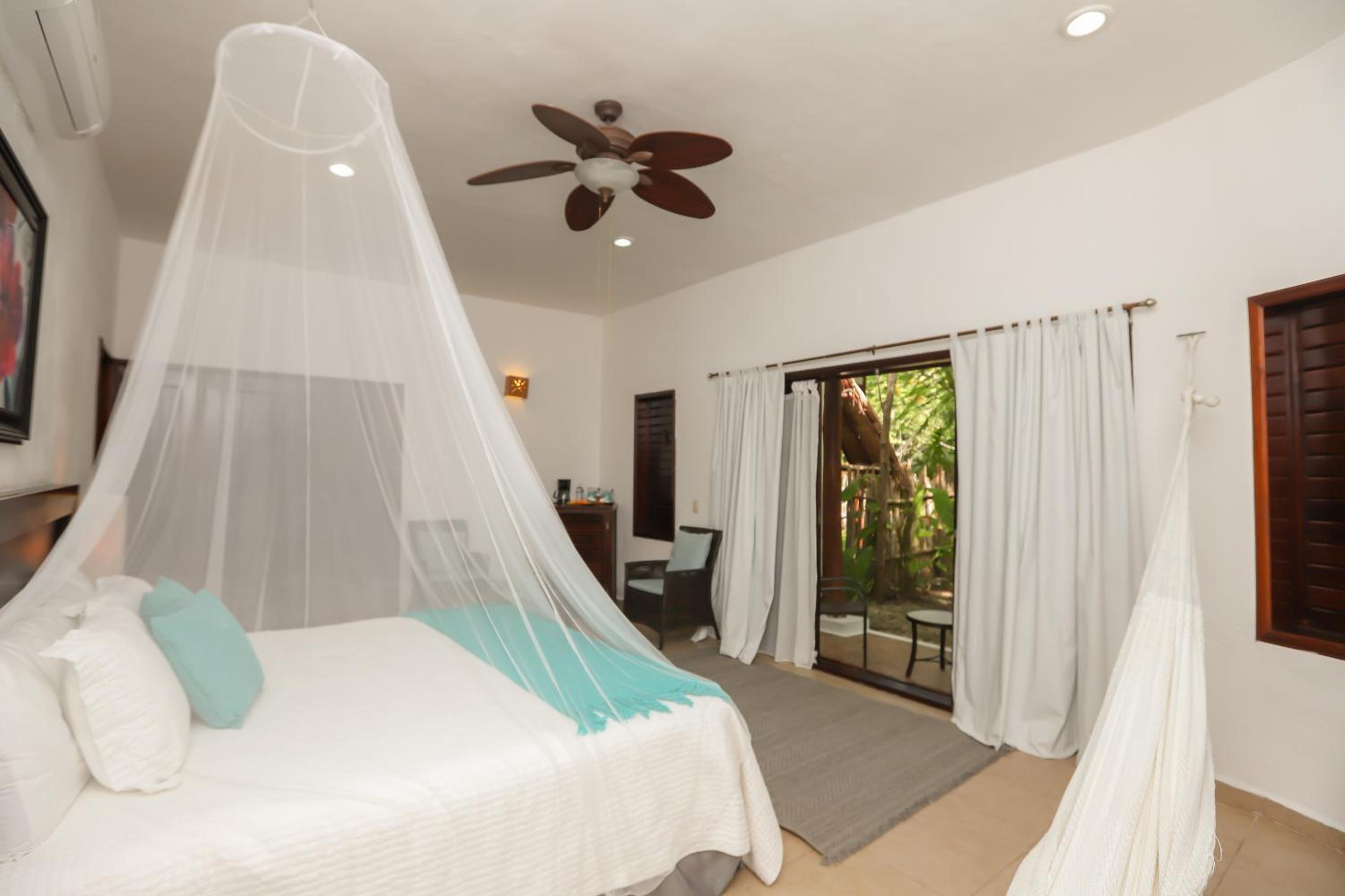 junior Suite Room with King bed with Hot Tub - Photo 3