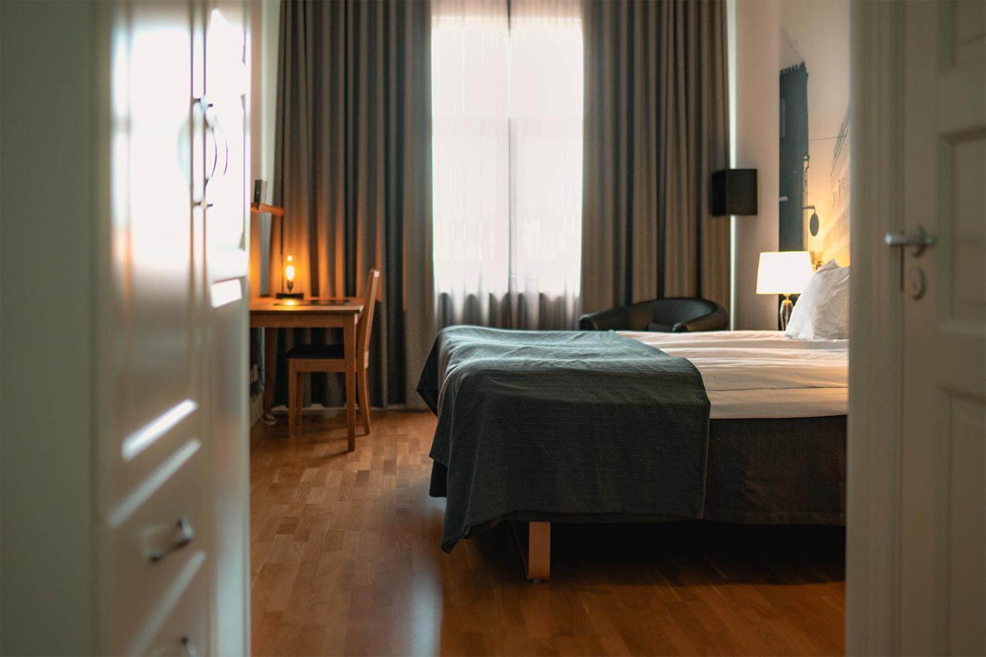 Large Twin Room - Photo 4