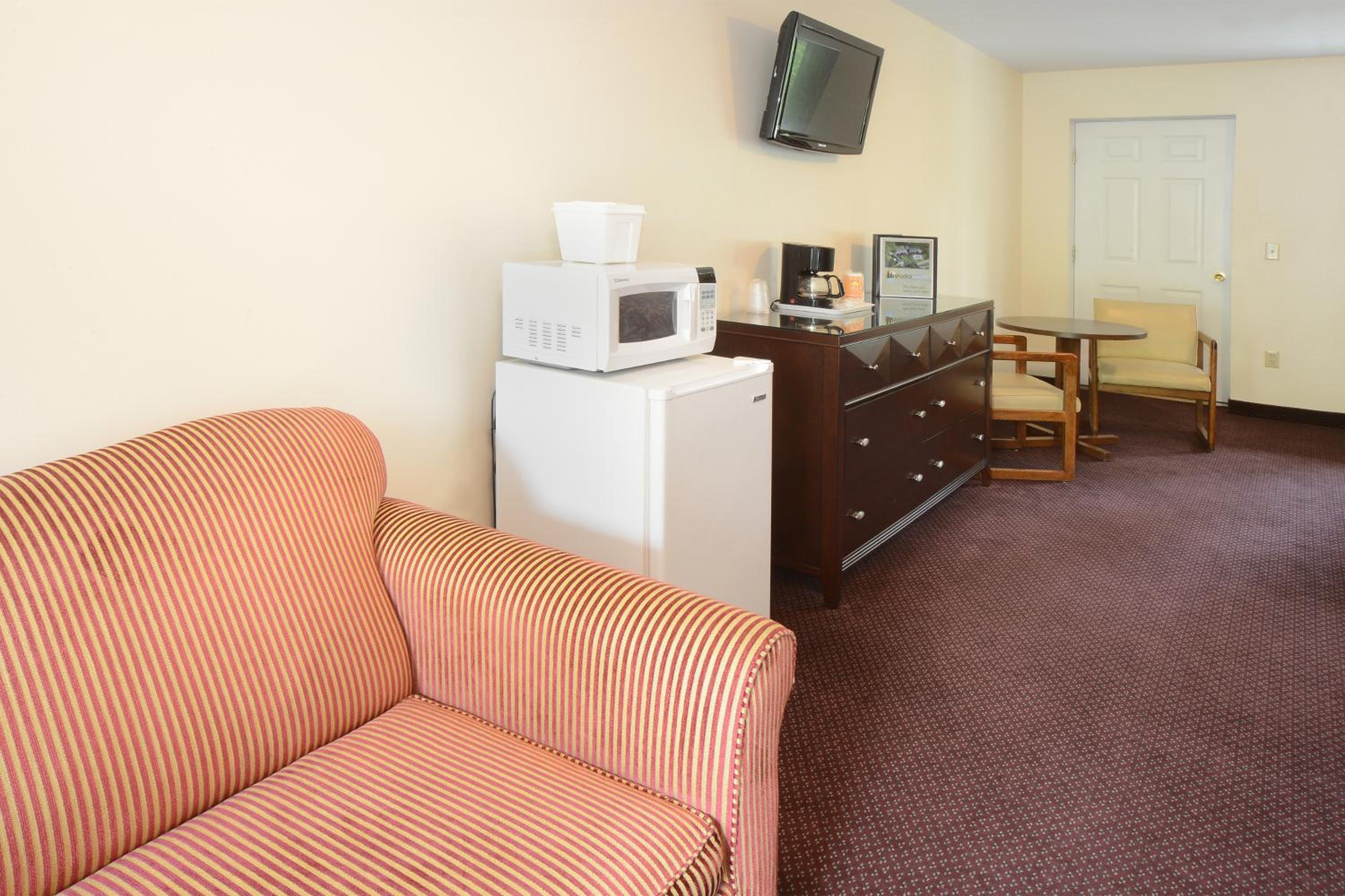 Queen Suite with Sofa Bed - Photo 5