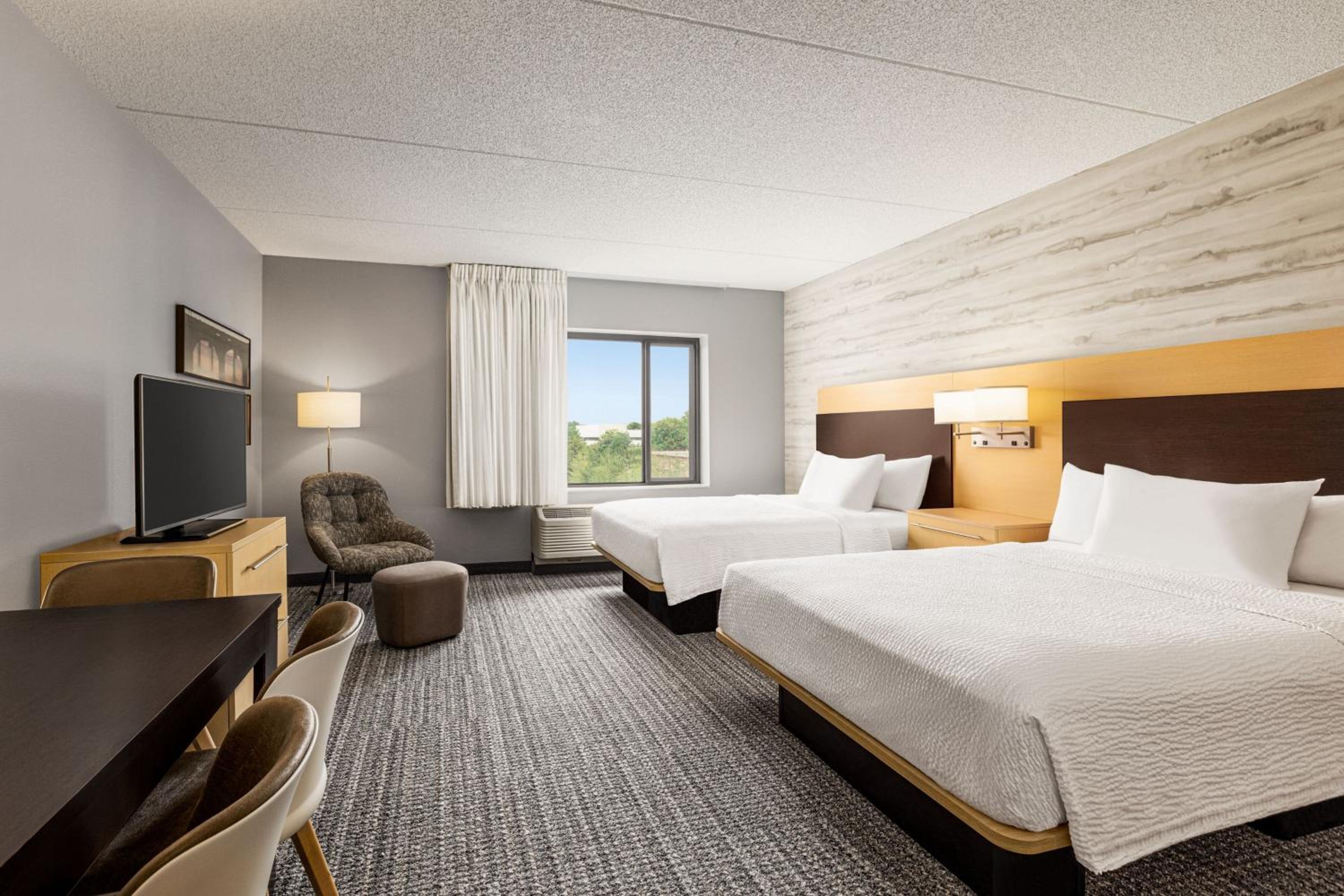 Studio with Two Queen Beds - Hearing Accessible