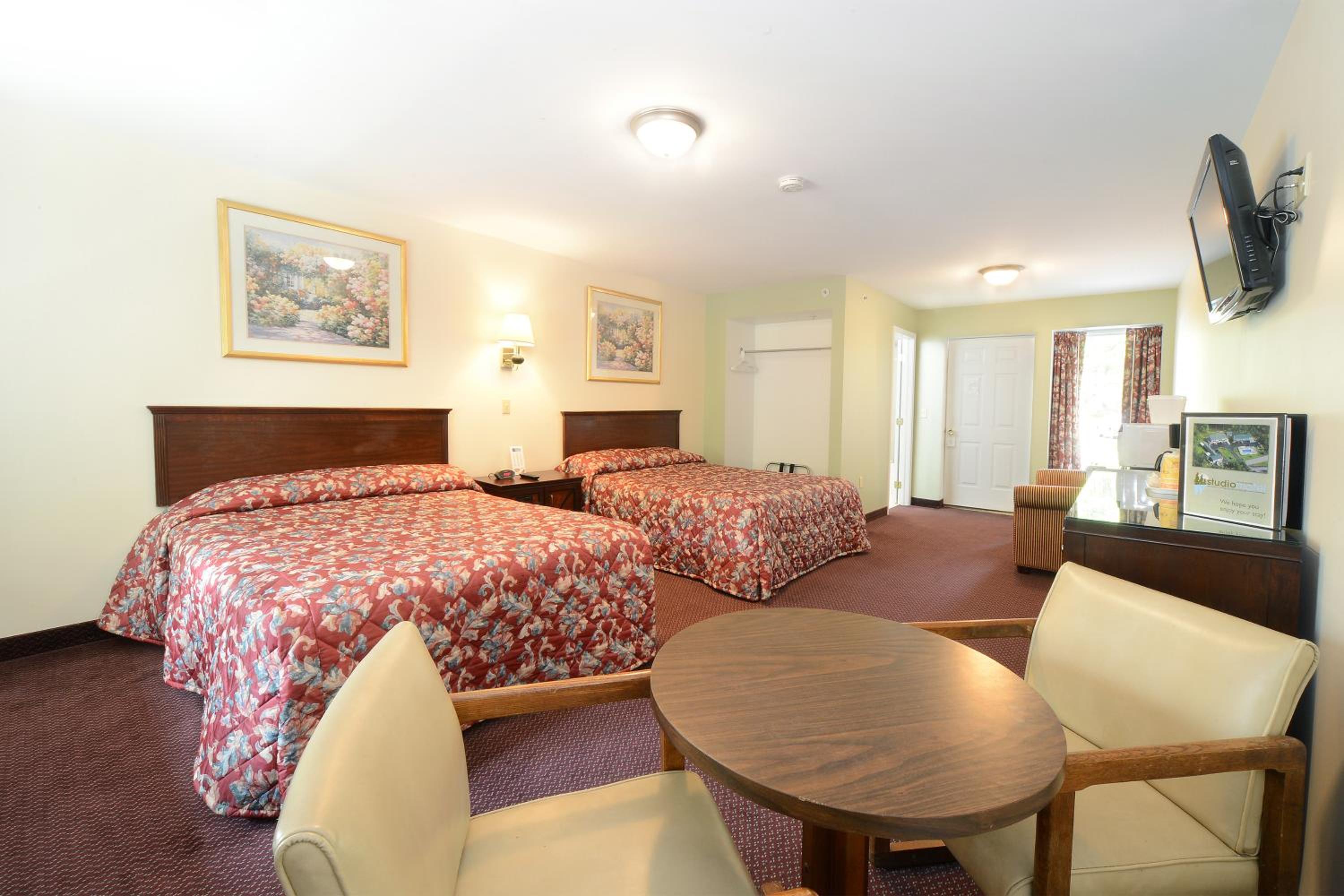 Queen Suite with Sofa Bed - Photo 6
