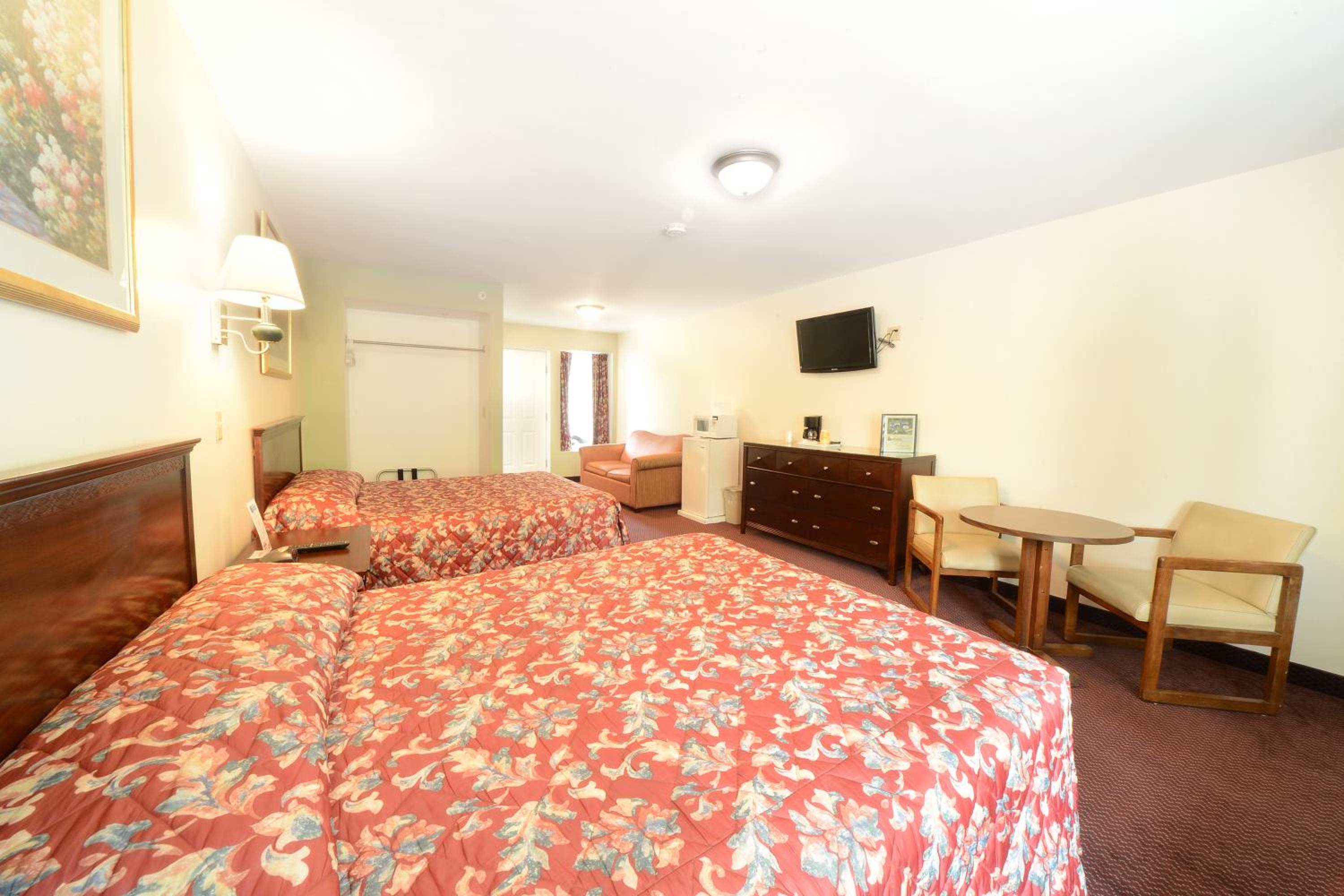 Queen Suite with Sofa Bed - Photo 4