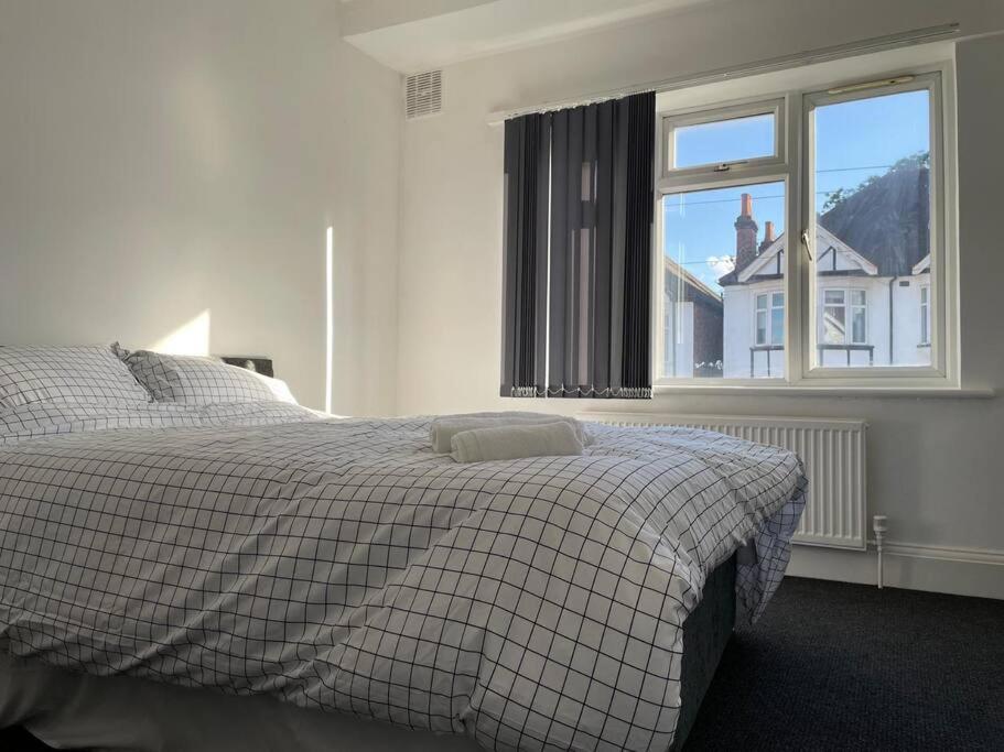 Five-Bedroom House photo 1