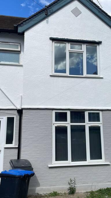 Five-Bedroom House photo 3