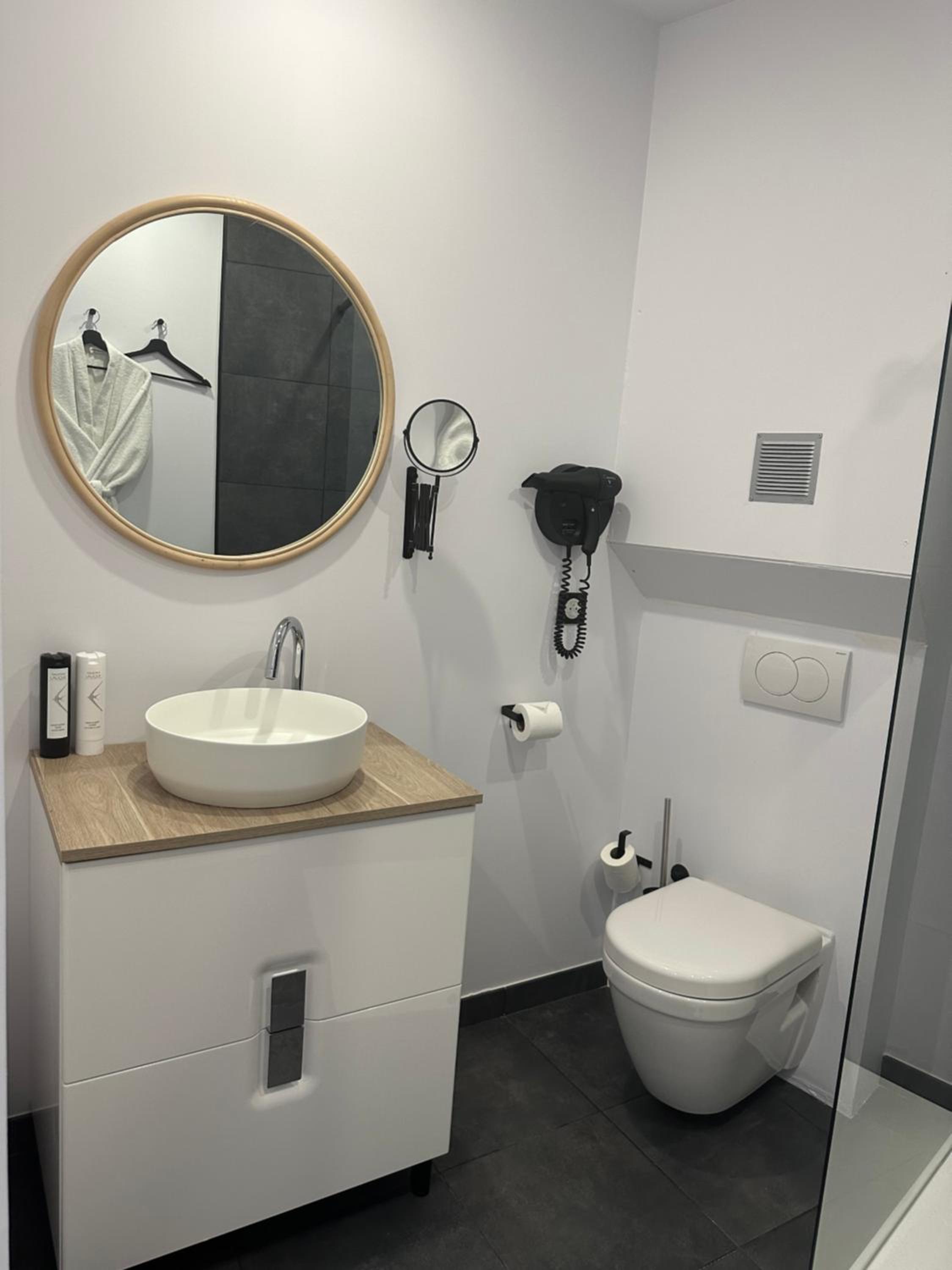 Deluxe Double Room - Photo 9