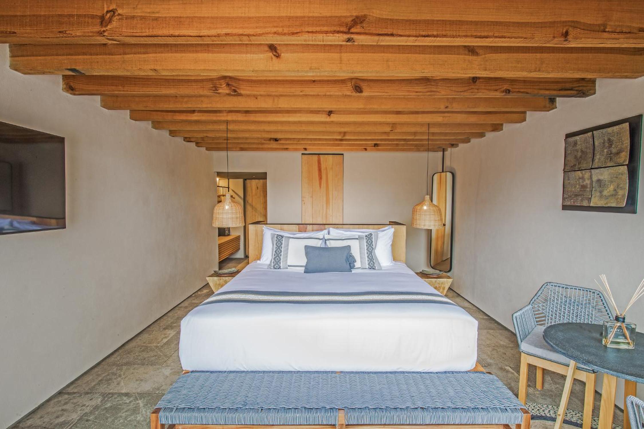 King Suite with Pool View - Photo 9