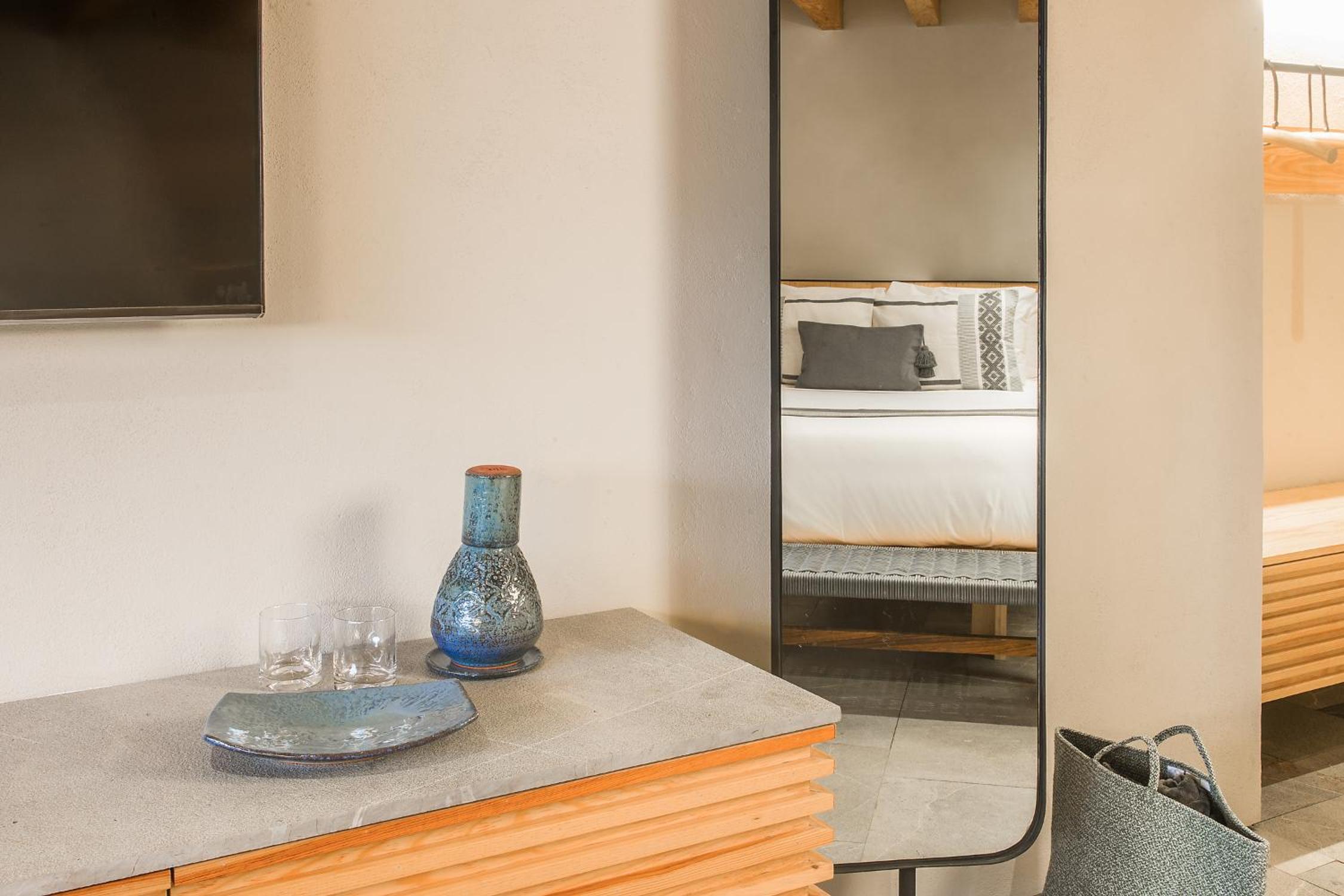 King Suite with Pool View - Photo 7