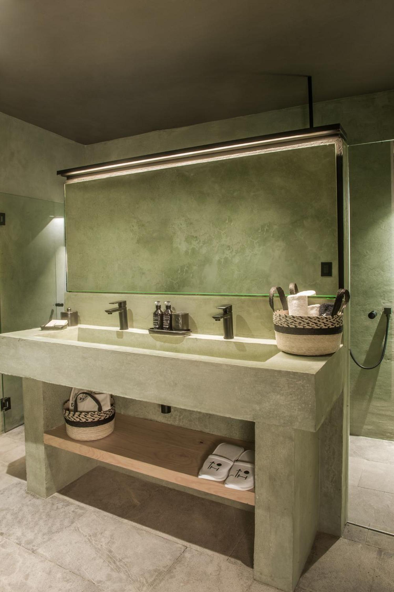 Deluxe Queen Suite - Photo 5