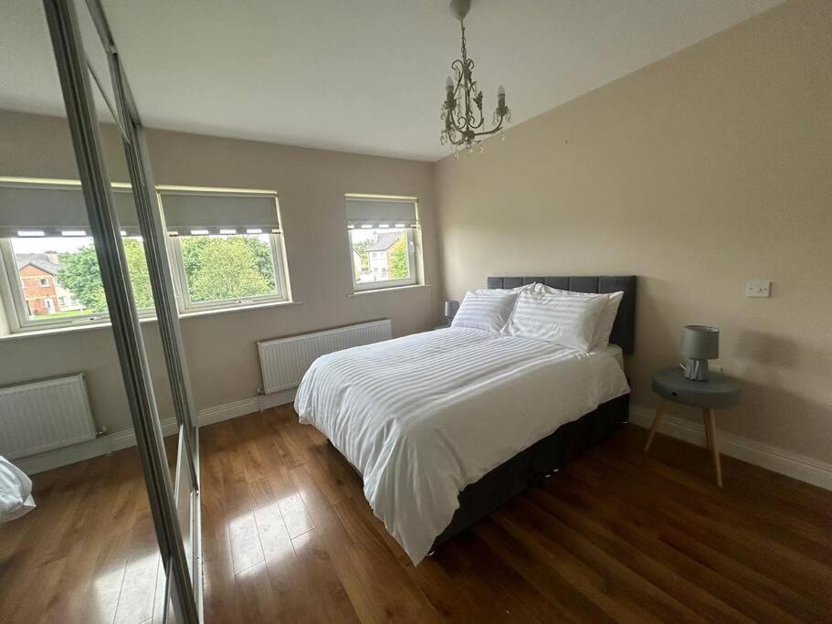 Three-Bedroom House photo 3