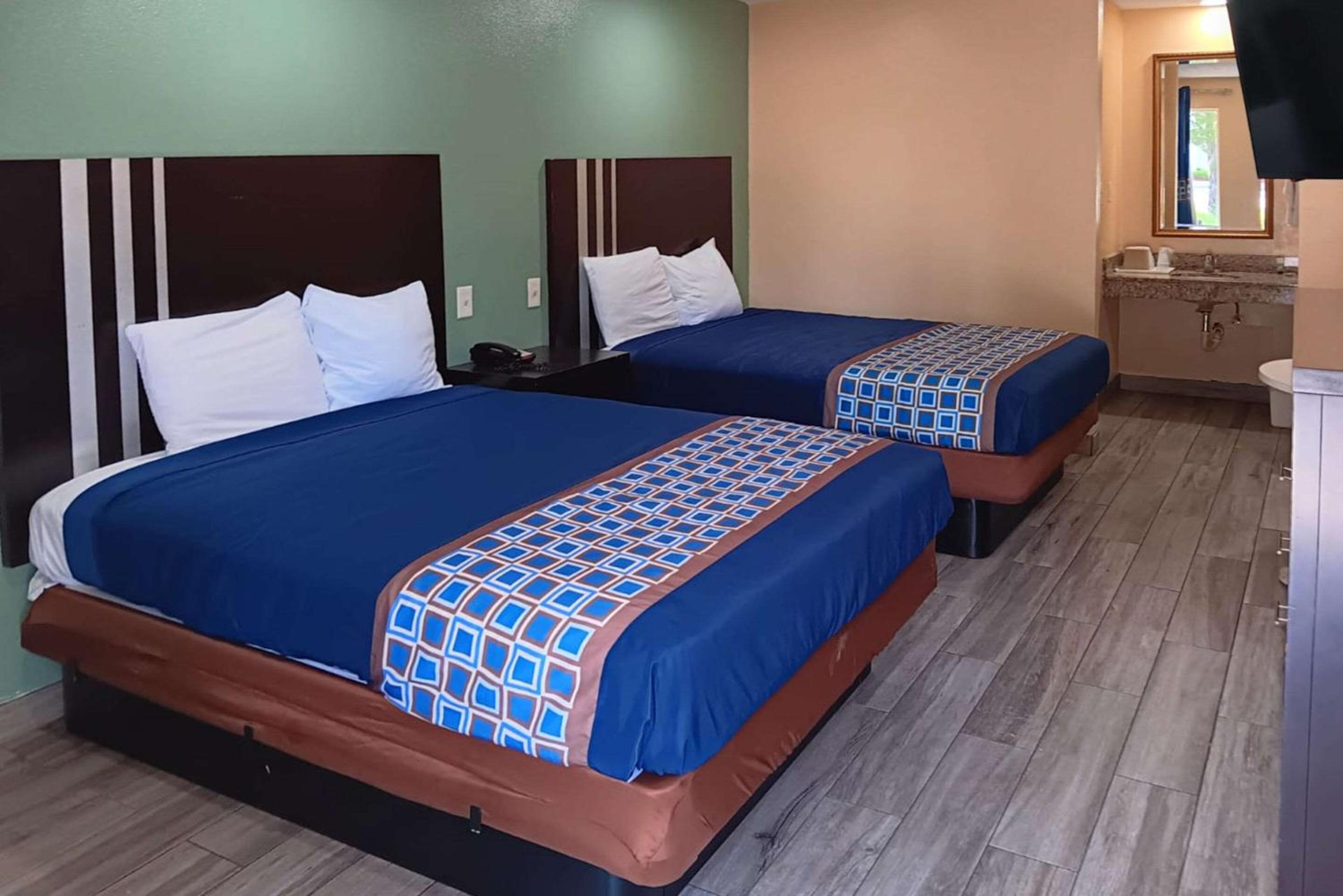 Standard Queen Room with Two Queen Beds - Non-Smoking photo 2