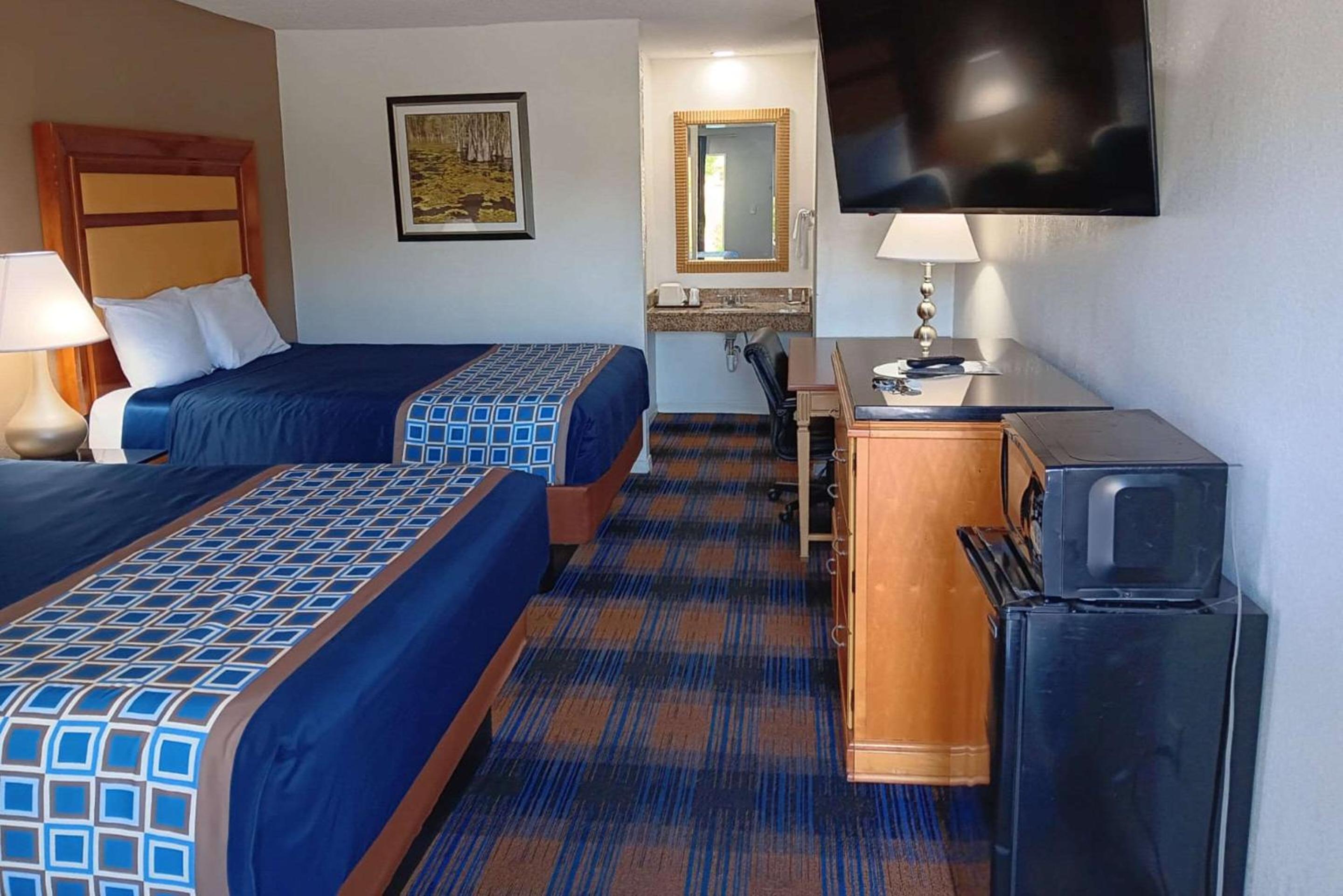 Standard Queen Room with Two Queen Beds - Non-Smoking photo 3