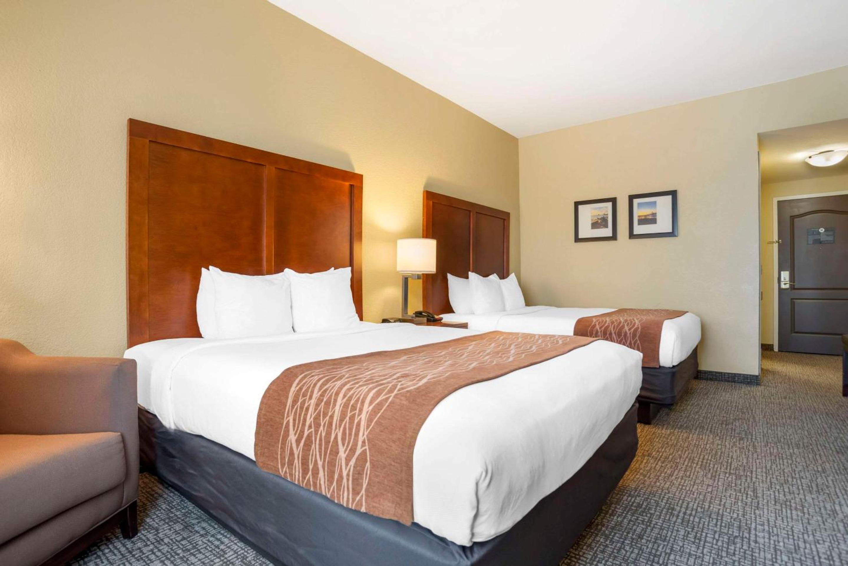 Queen Room with Two Queen Beds - Accessible/Non-Smoking  photo 3