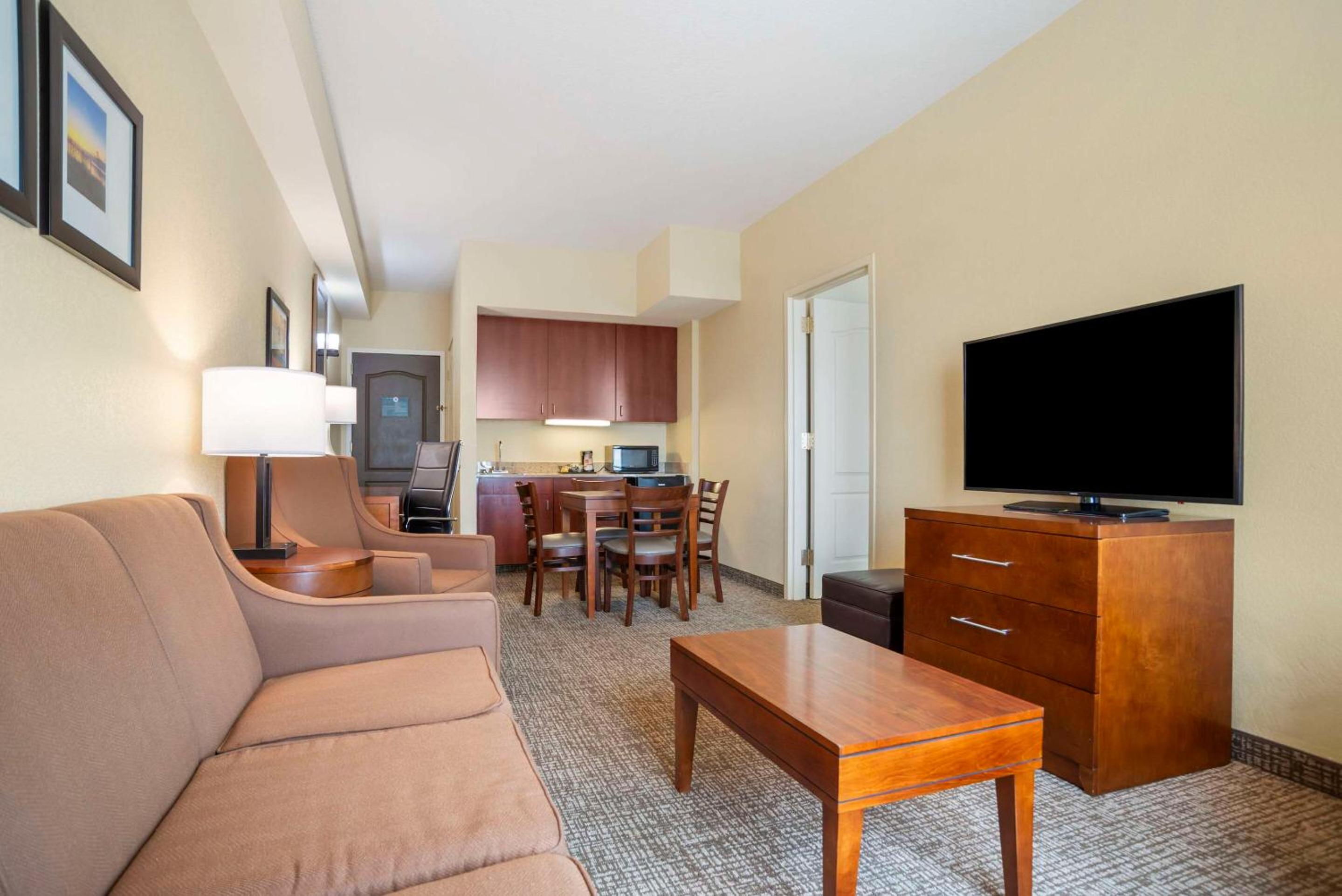 King Suite with Sofa Bed - Non Smoking photo 3
