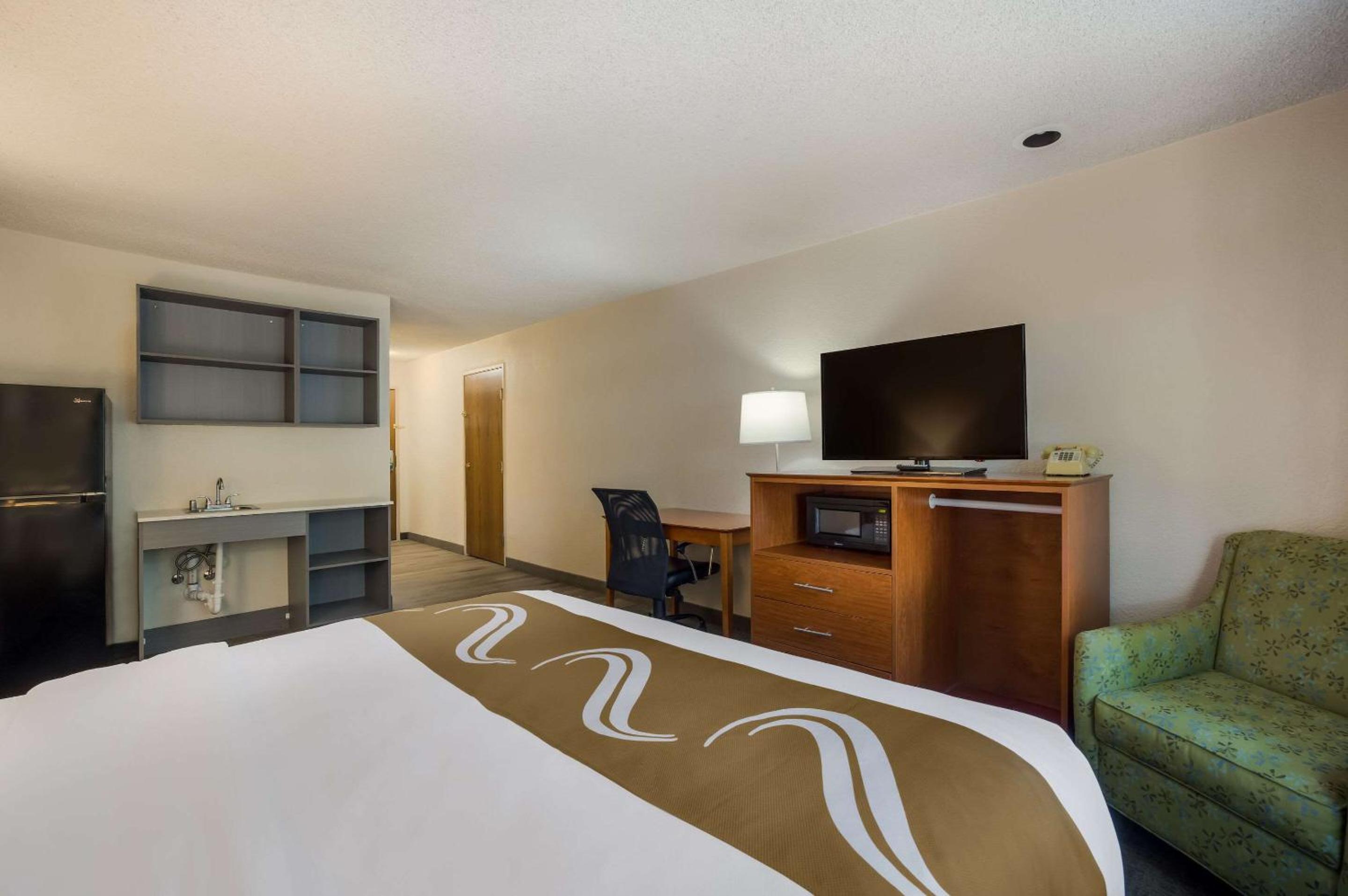 Queen Room with Kitchenette -  Non-Smoking - Photo 3