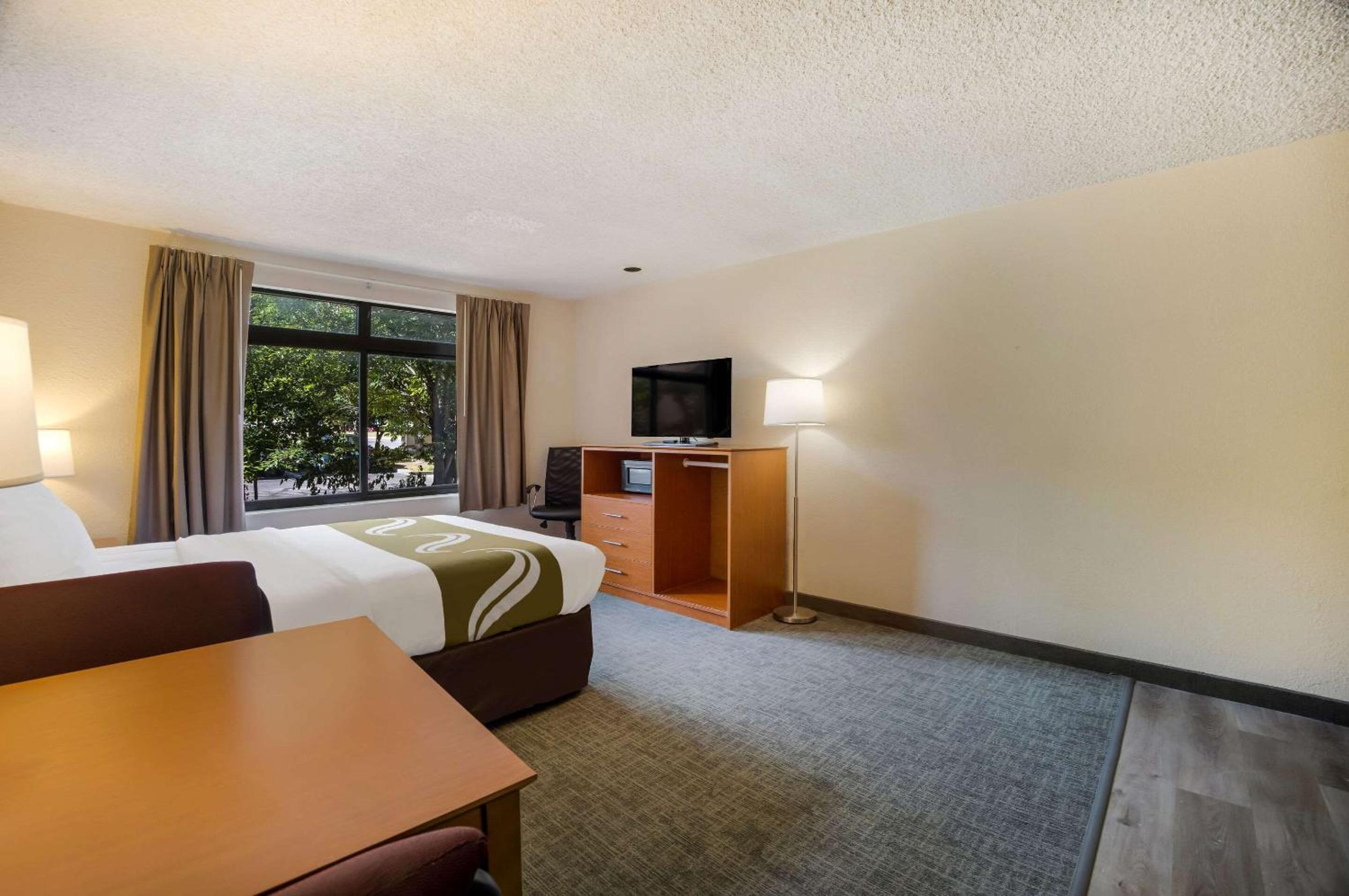 Queen Room with Kitchenette -  Non-Smoking - Photo 4