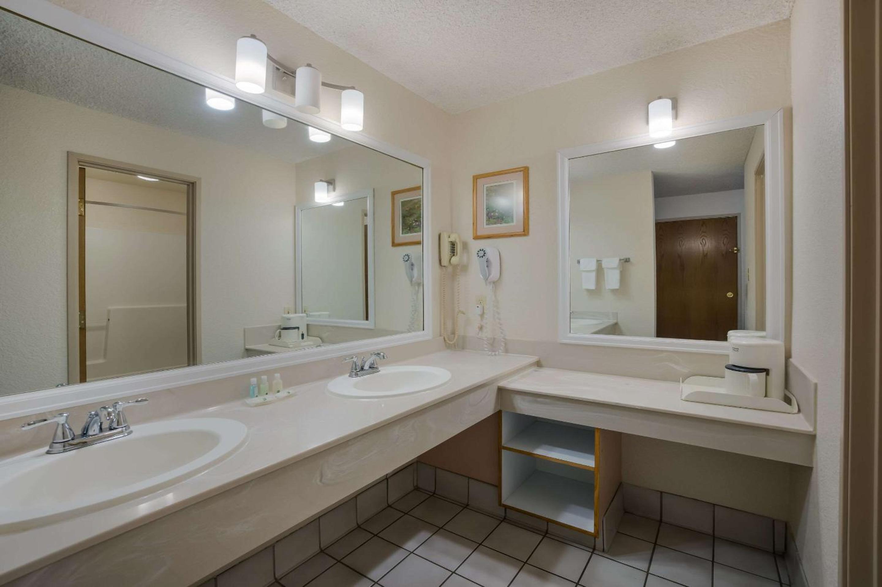Queen Suite with Sofa Bed and Kitchenette - Non-Smoking - Photo 7