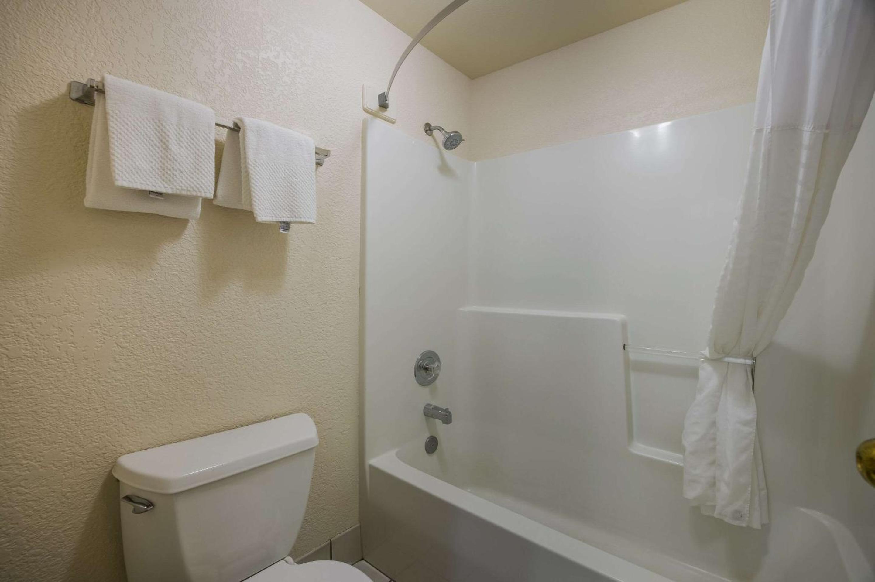 Queen Room with Kitchenette -  Non-Smoking - Photo 5