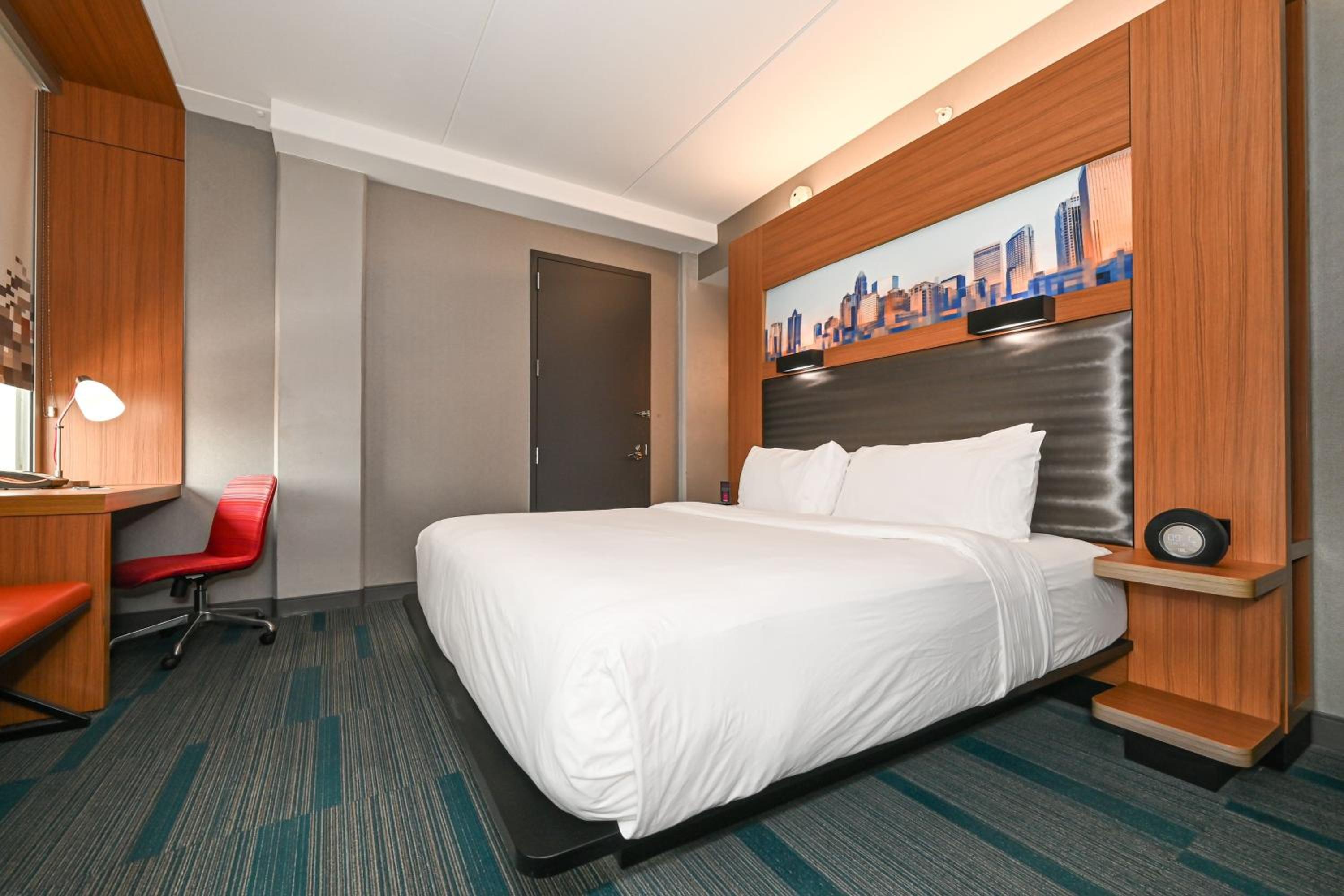 King Room with Roll-in Shower - Mobility Accessible