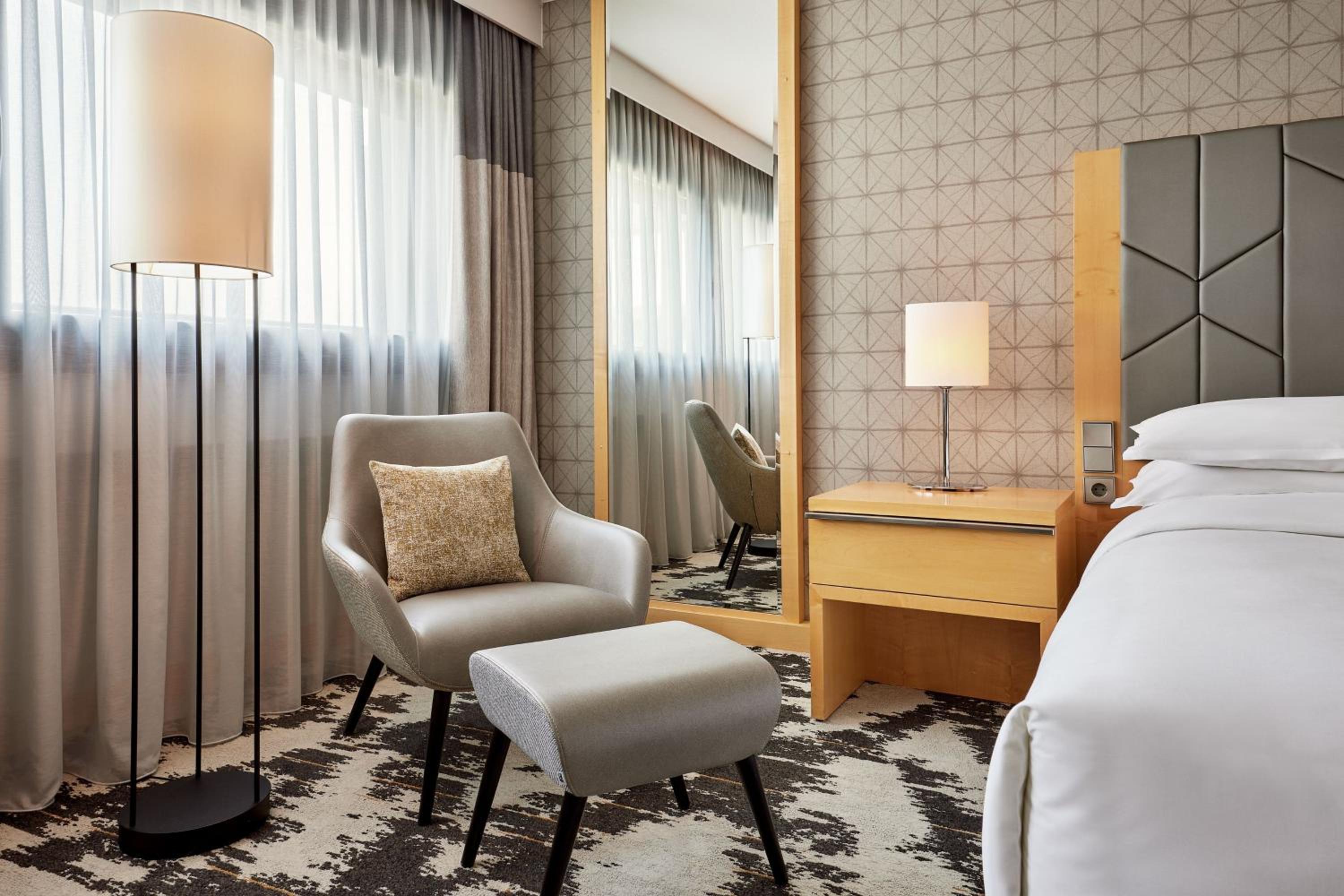 Deluxe Room, Guest room, 1 King or 1 Queen thumbnail 6