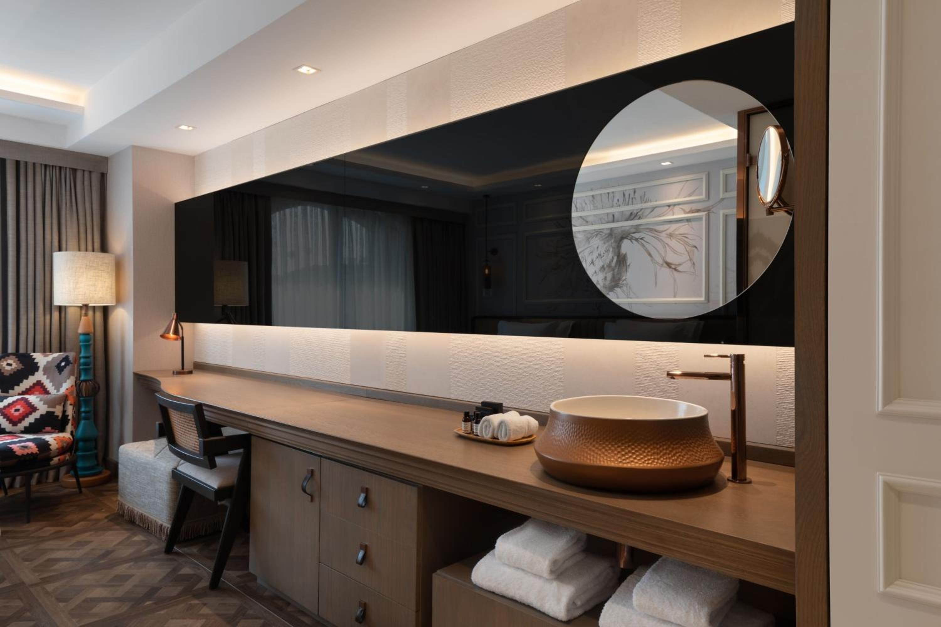 Deluxe King Room with Street View