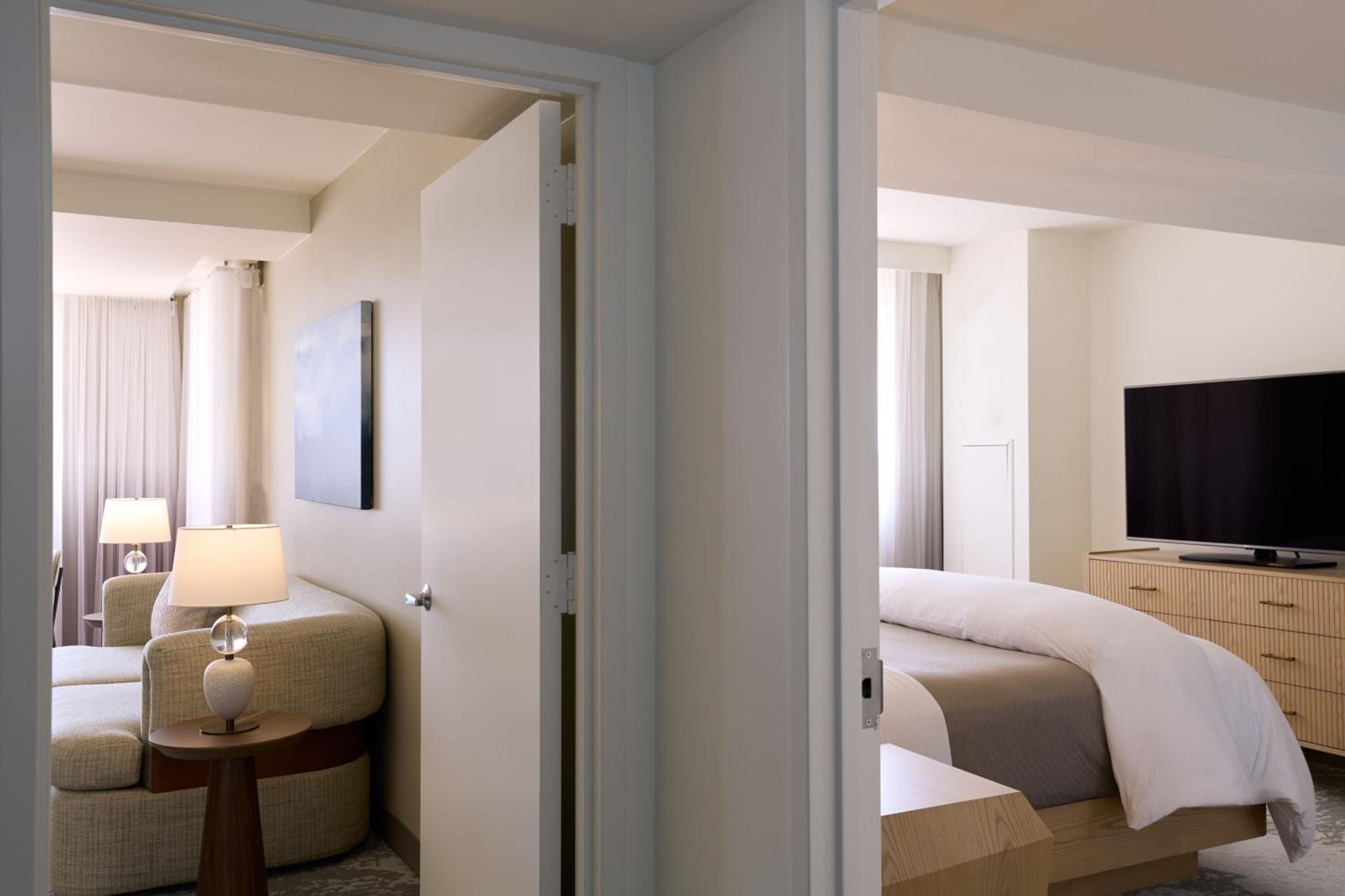 Deluxe Corner Suite, Larger Suite, 1 King, Corner room