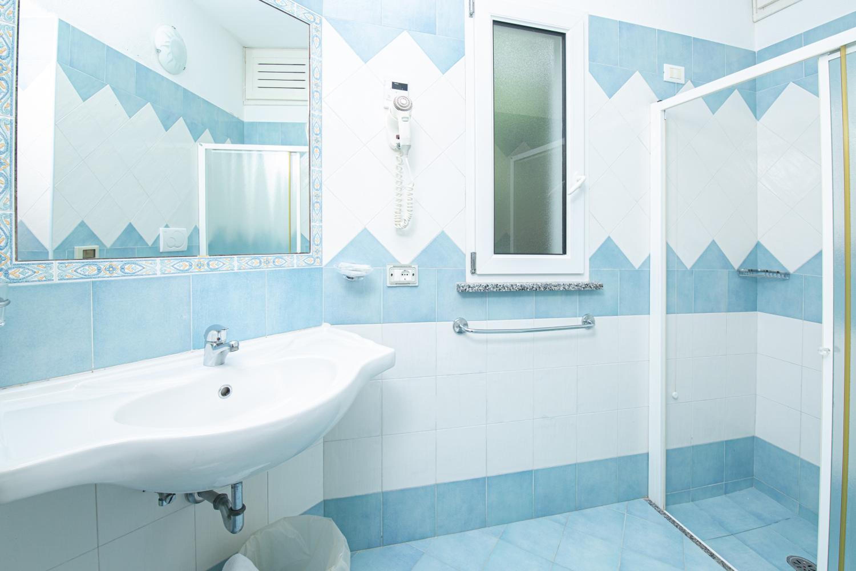 Standard Double Room - Photo 7