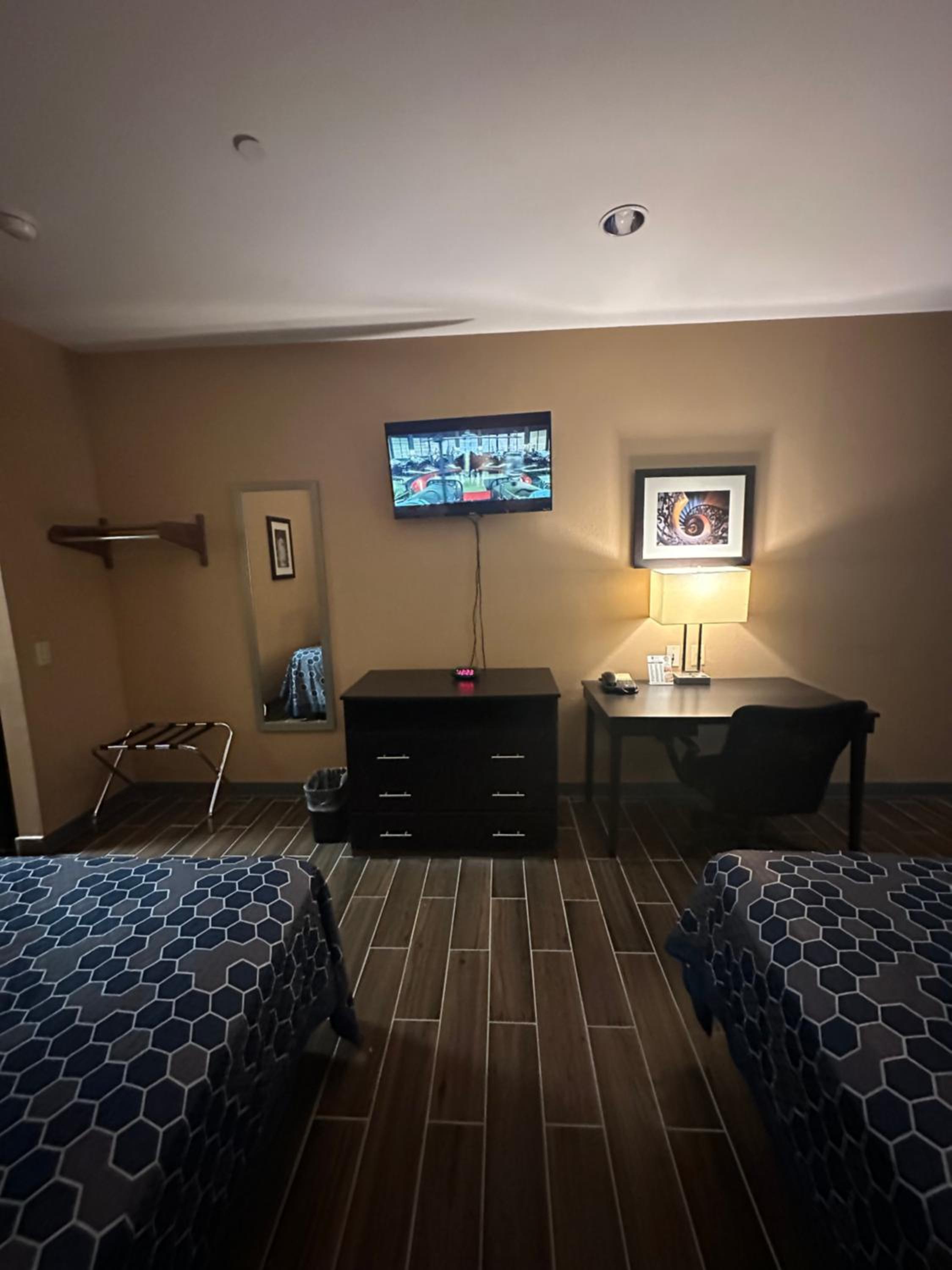 Deluxe Queen Studio with Two Queen Beds - Non-Smoking photo 2