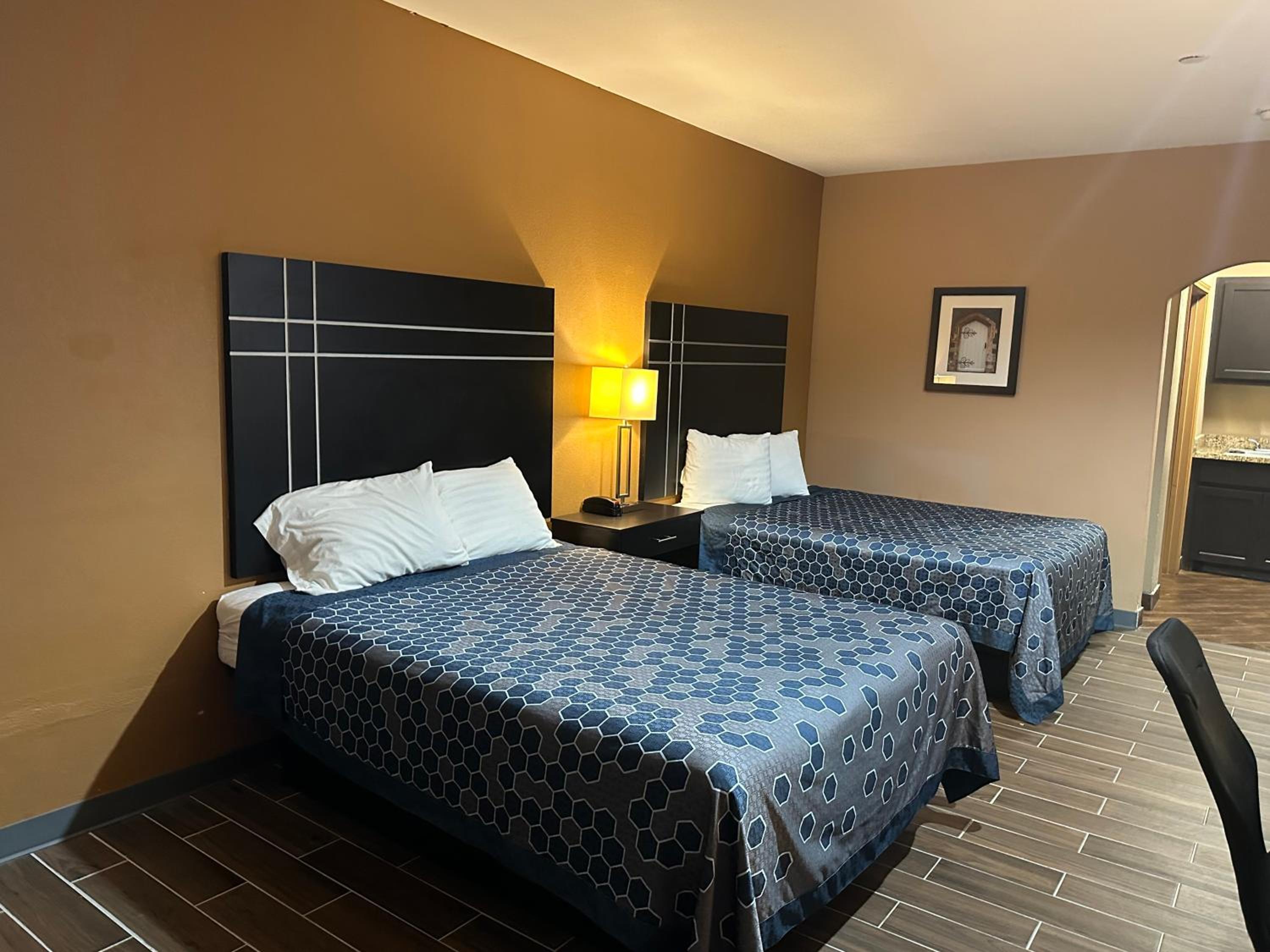 Deluxe Queen Studio with Two Queen Beds - Non-Smoking photo 3