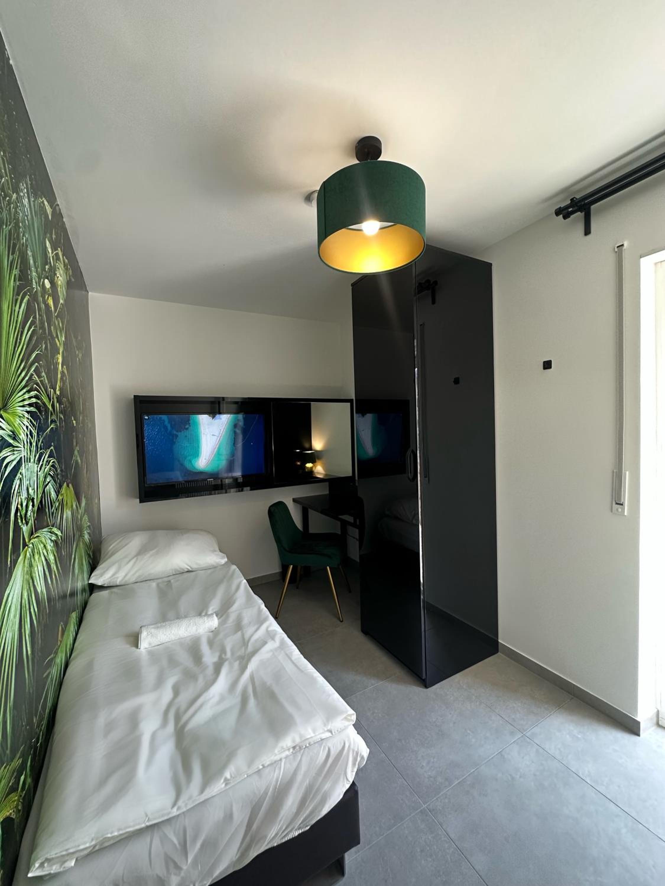 Single Room with Shared Bathroom photo 1