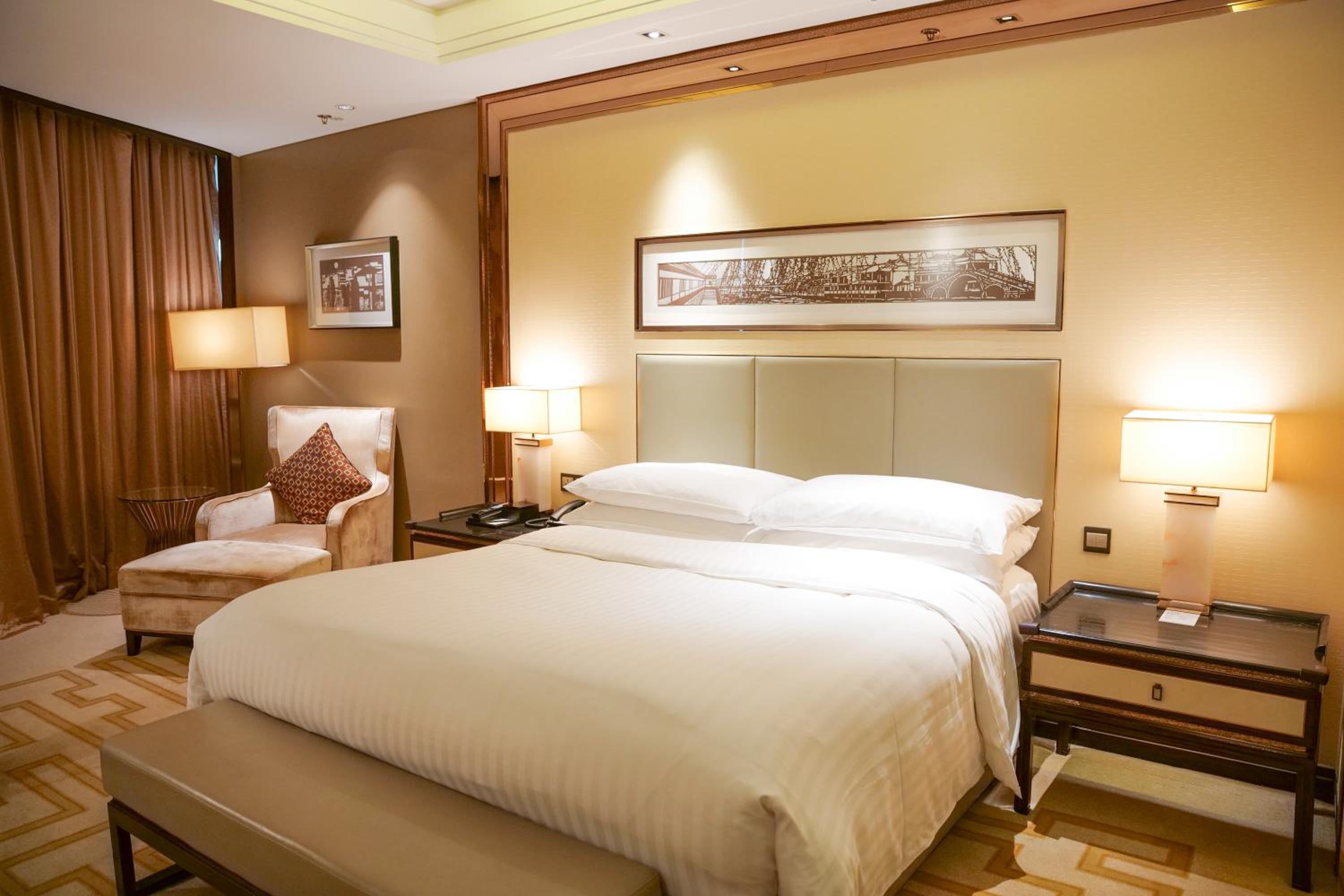 Deluxe Room, Guest room, 1 King photo 2