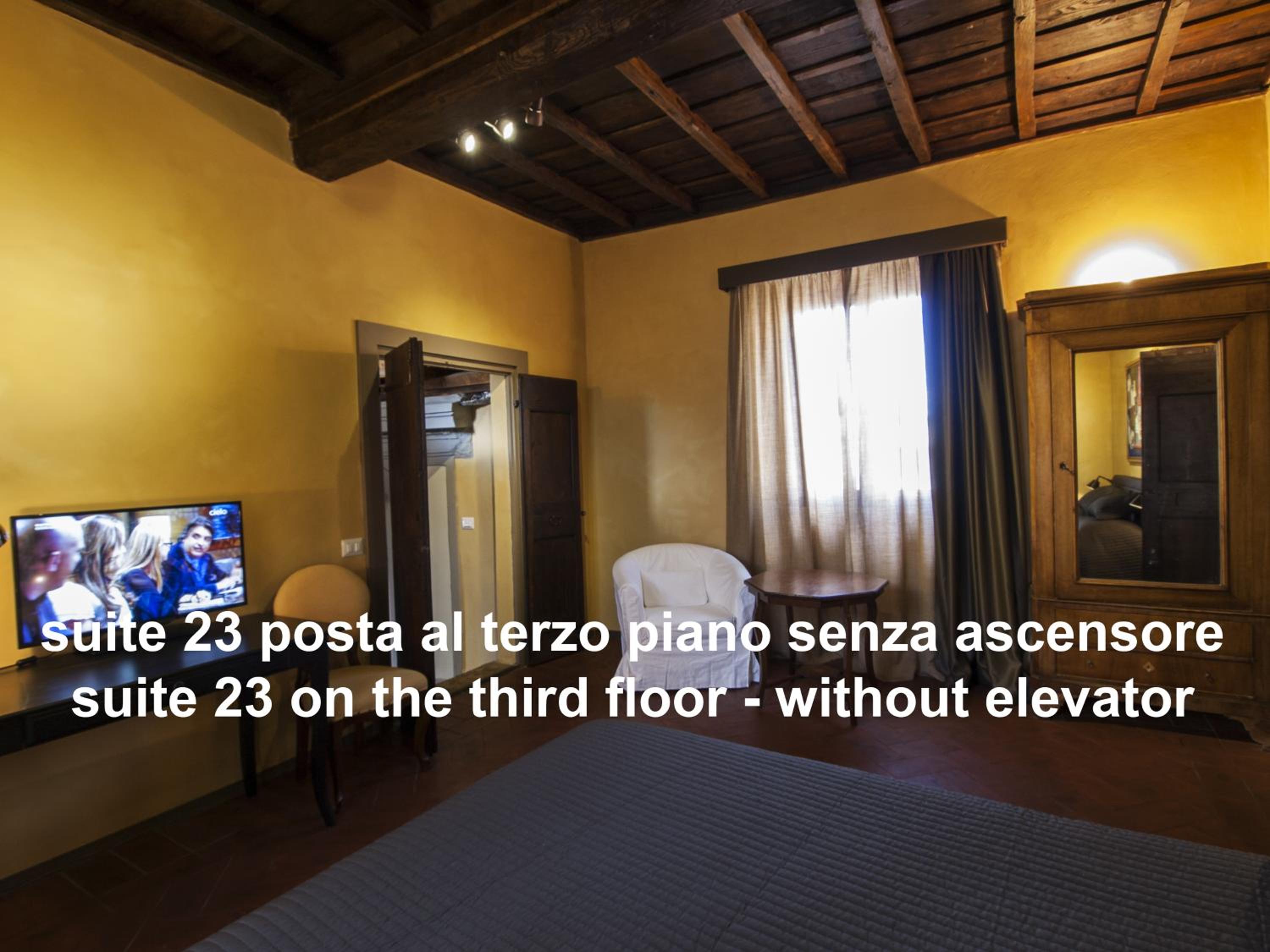 One-Bedroom Suite with Sofa Bed photo 3