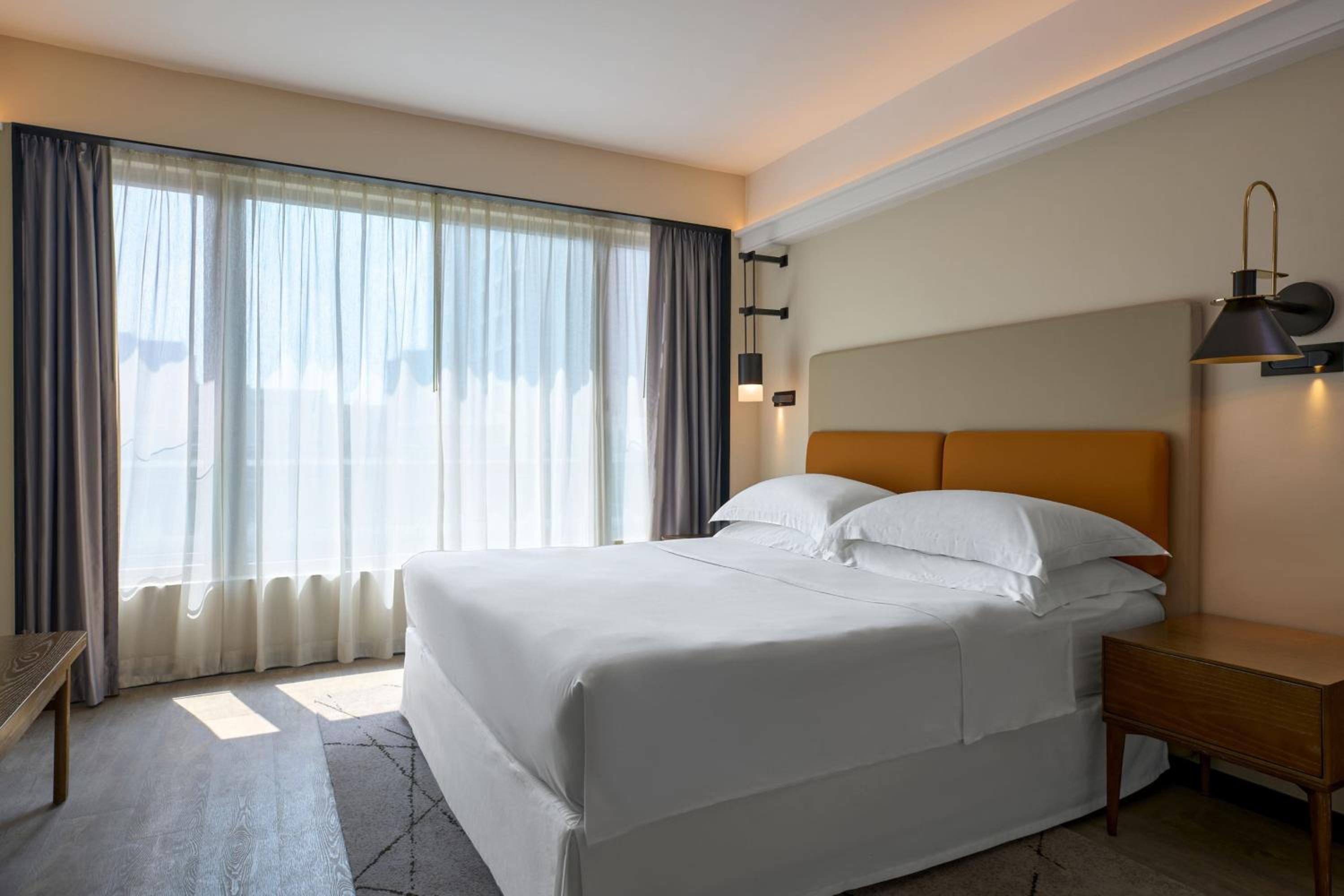 Club lounge access, 1 Bedroom Suite, 1 King