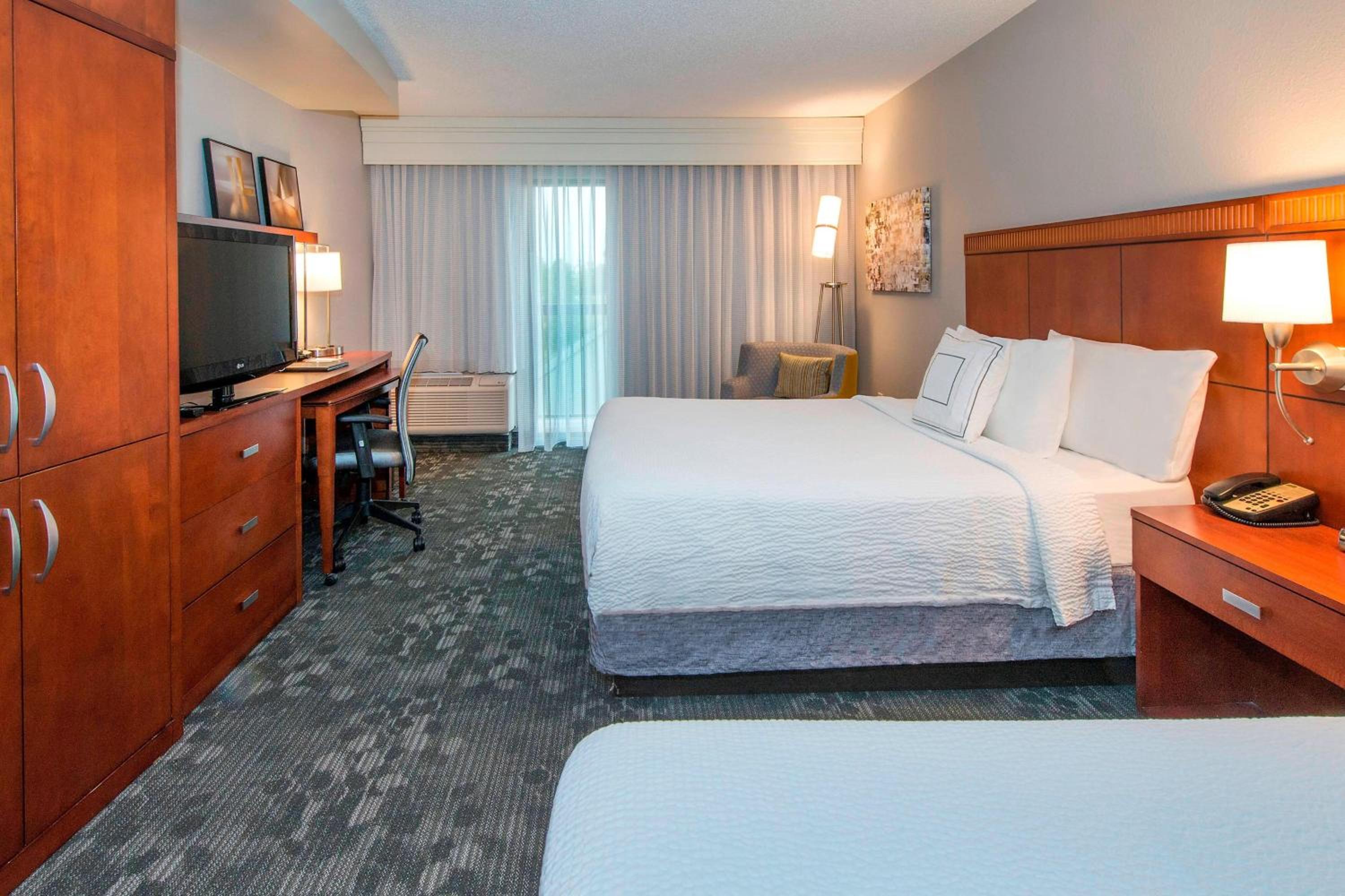 Queen Room with Two Queen Beds - Photo 2