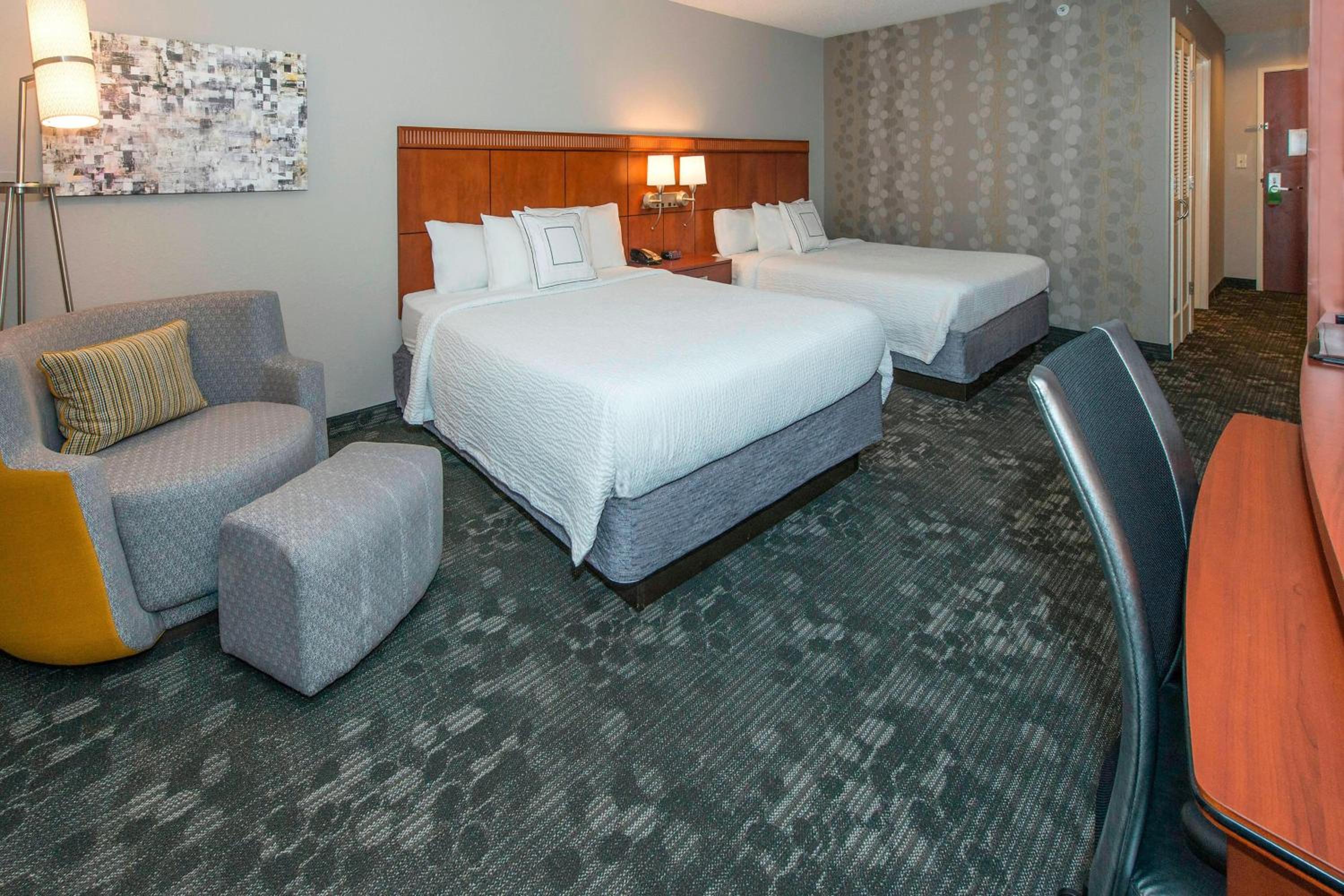 Queen Room with Two Queen Beds - Photo 3