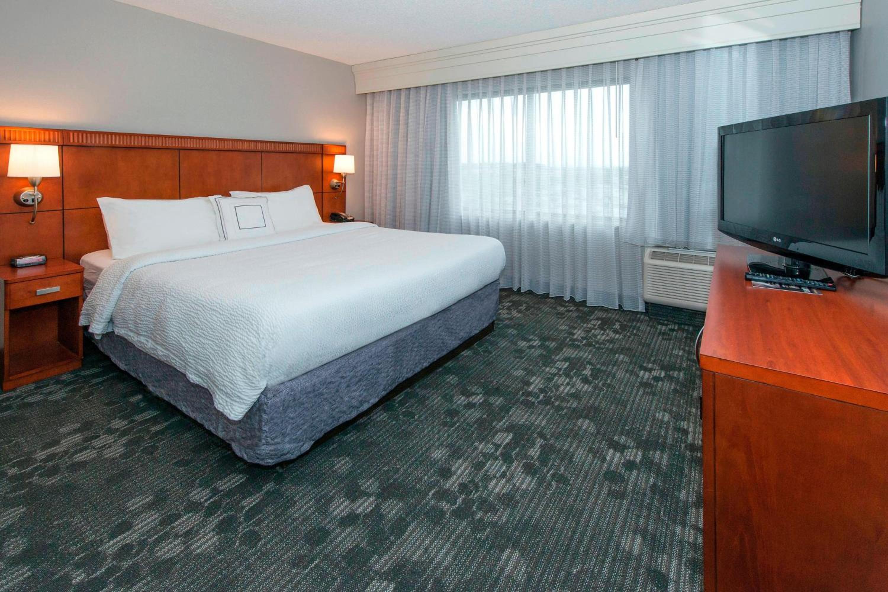 King Suite with Sofa Bed - Non-Smoking - Photo 2