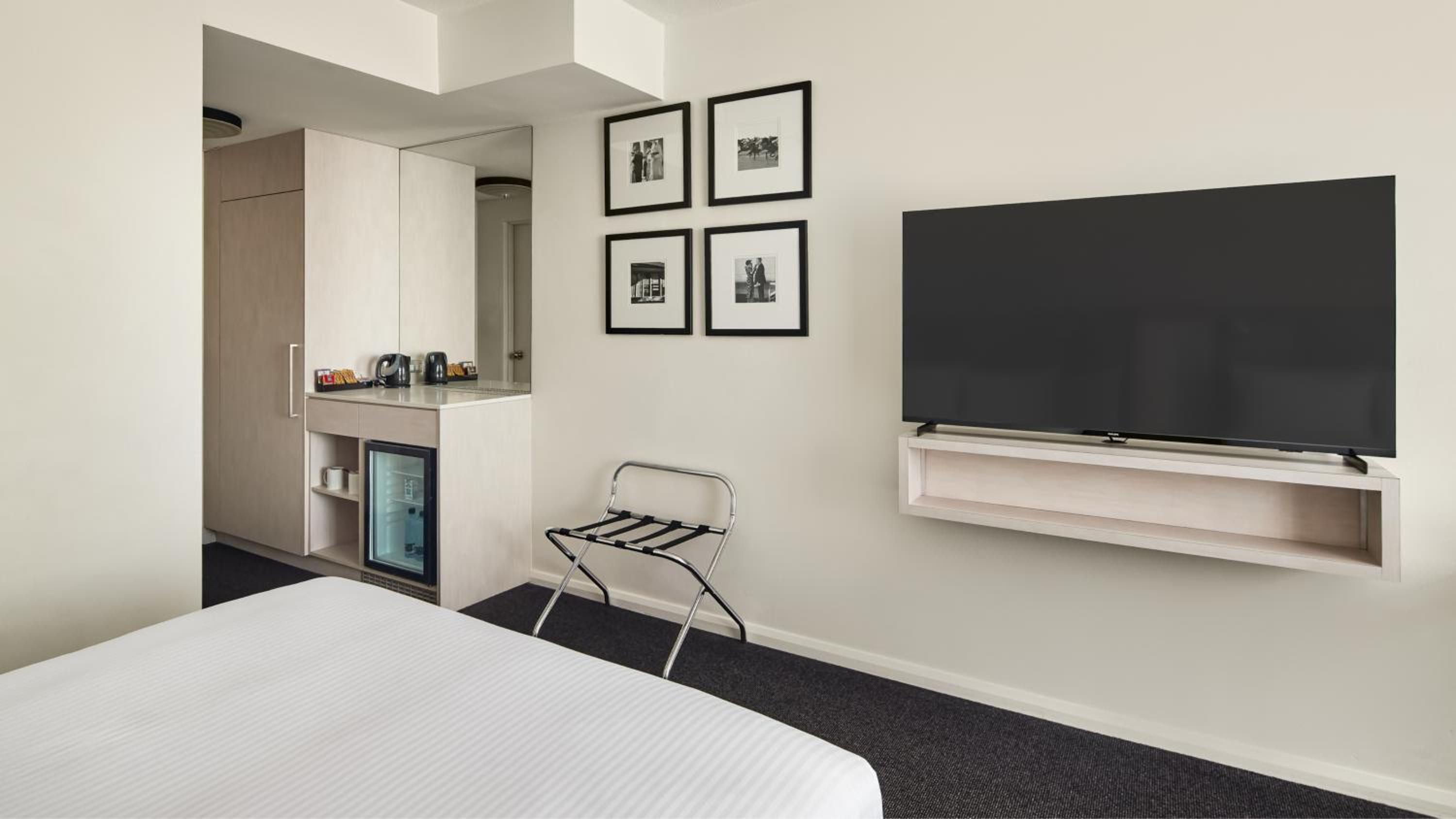 Standard King Room with Sofa Bed photo 2