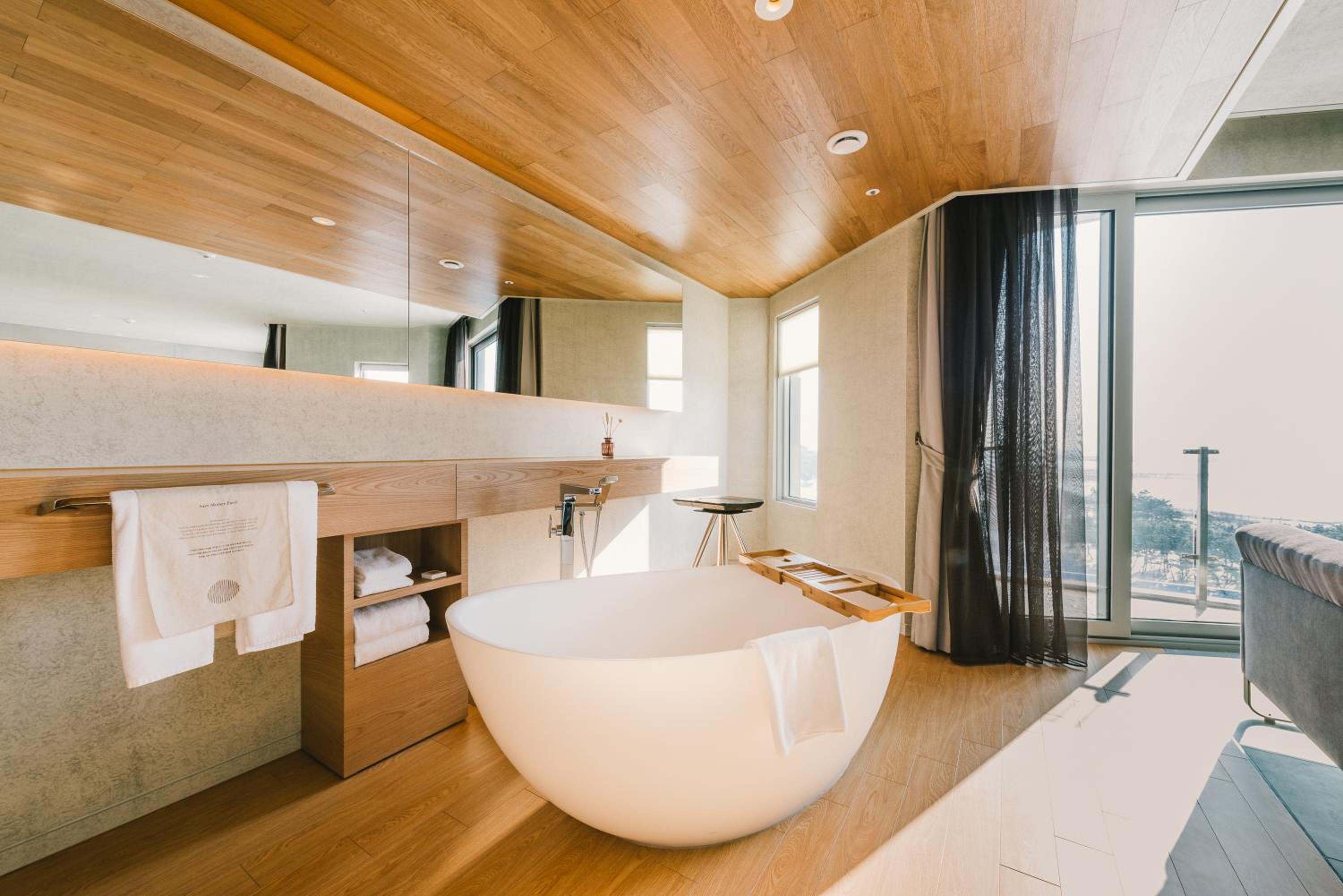 Reed Suite - Sea View with Breakfast for 2, Swimming Pool Access for 2 and Amenity photo 2