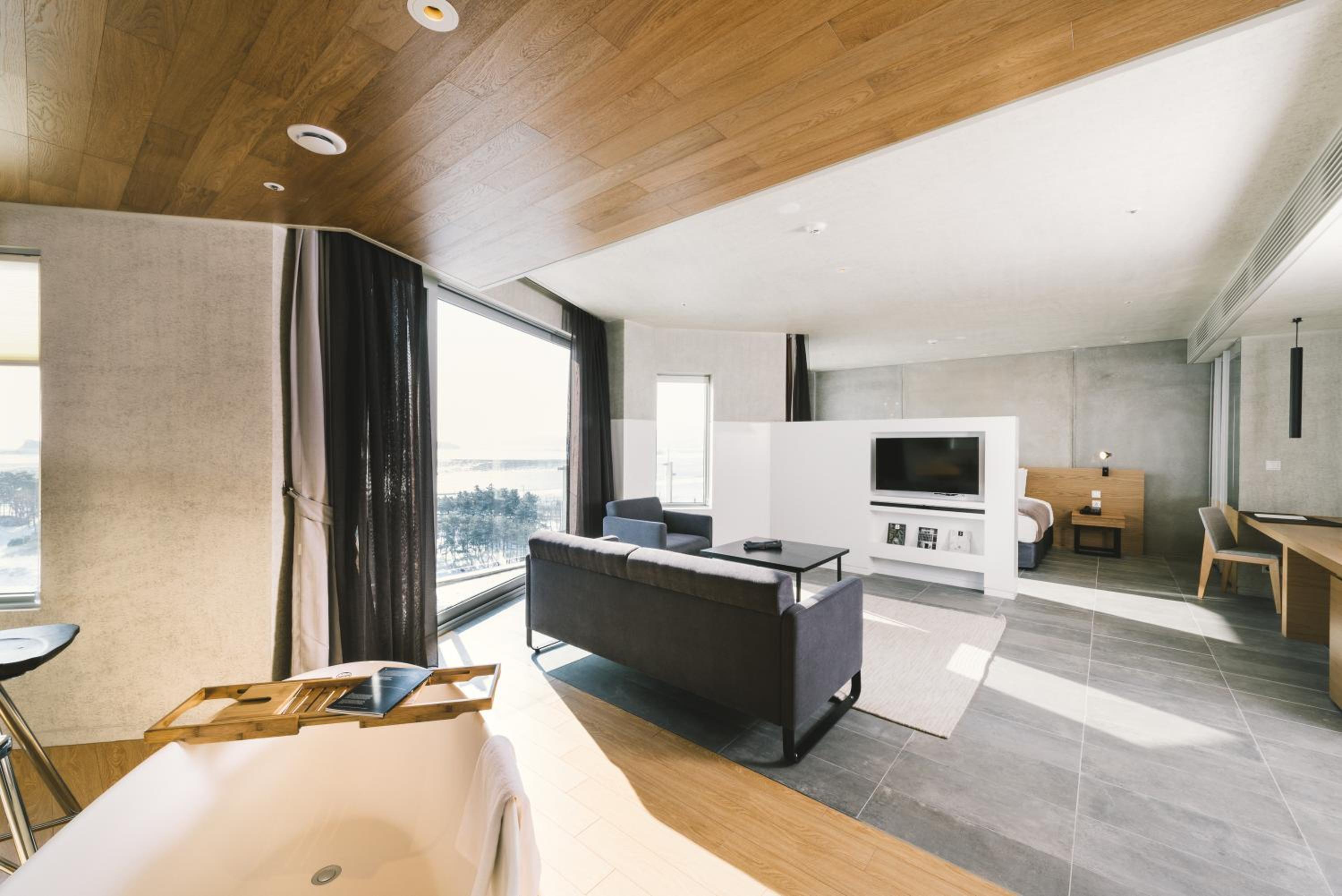 Reed Suite - Sea View with Breakfast for 2, Swimming Pool Access for 2 and Amenity