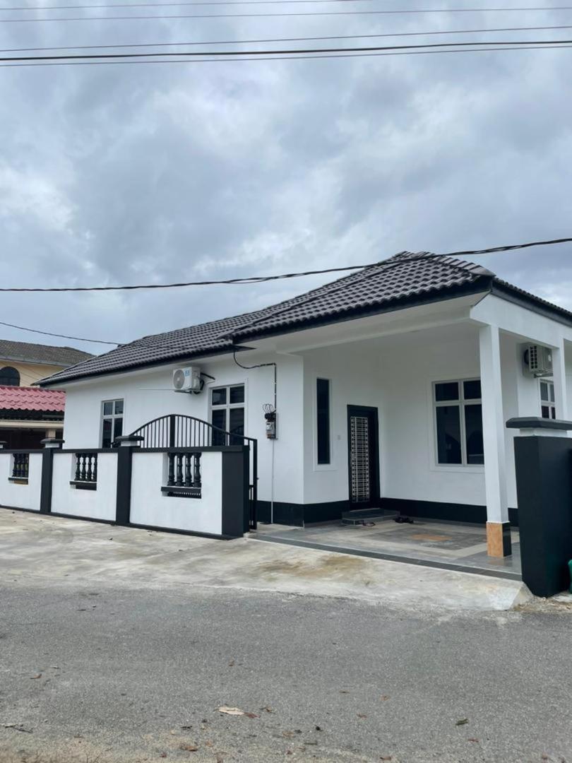 Three-Bedroom House photo 2