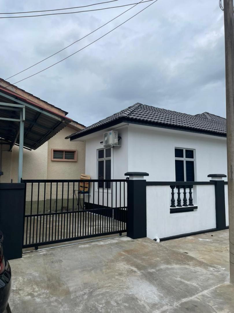 Three-Bedroom House photo 3