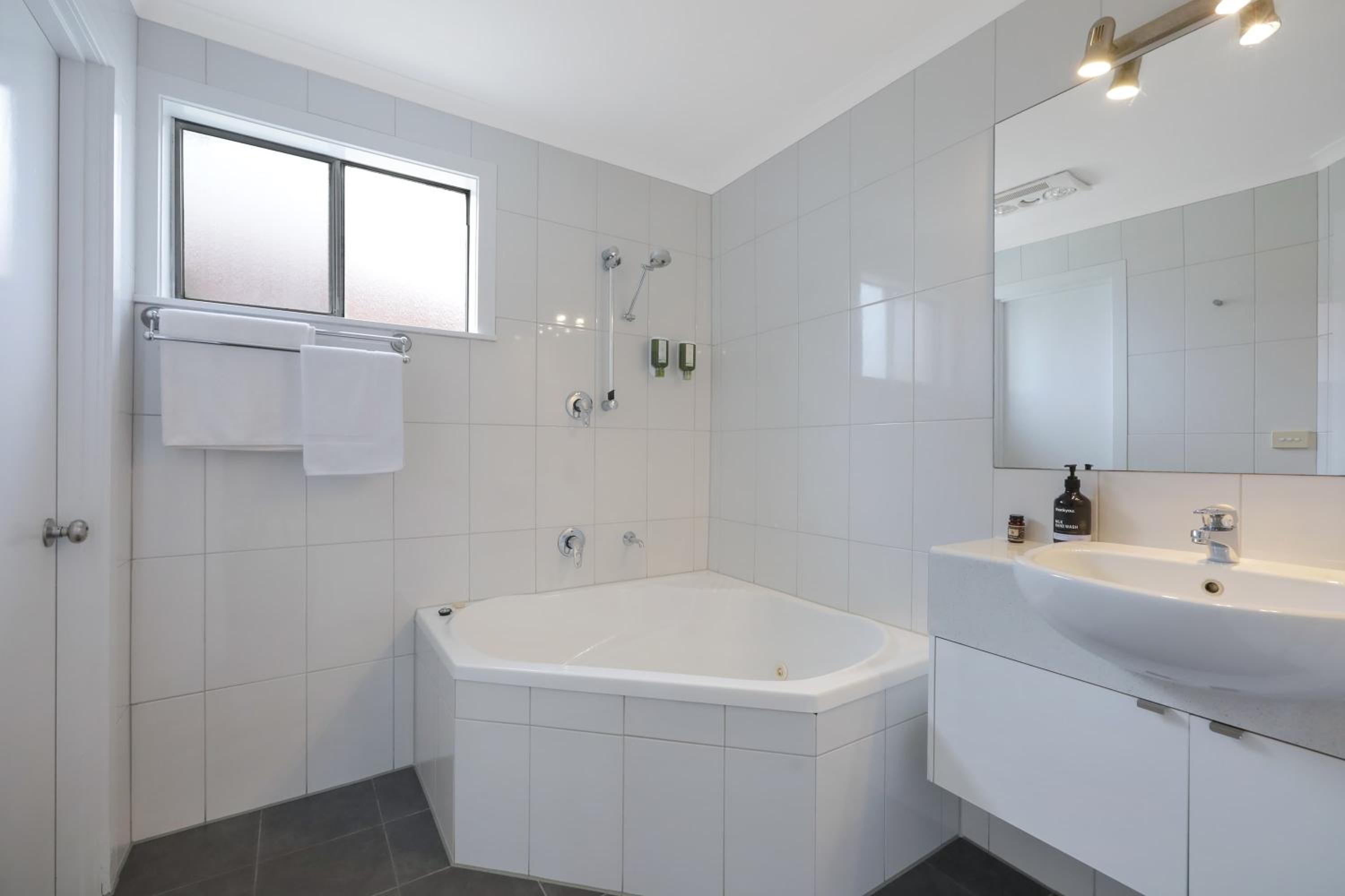 Deluxe Queen Room with Spa Bath photo 3