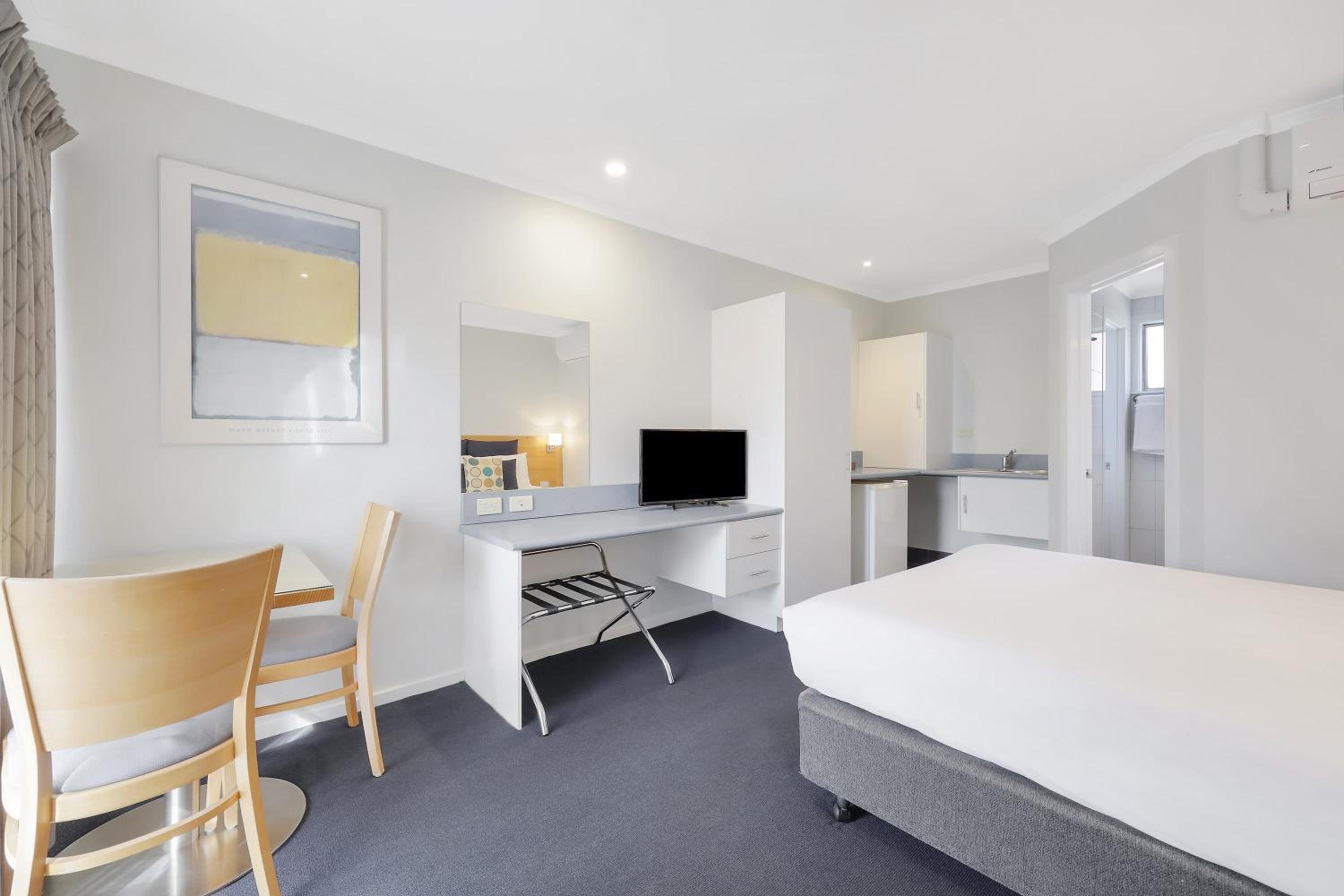Deluxe Queen Room with Spa Bath photo 2