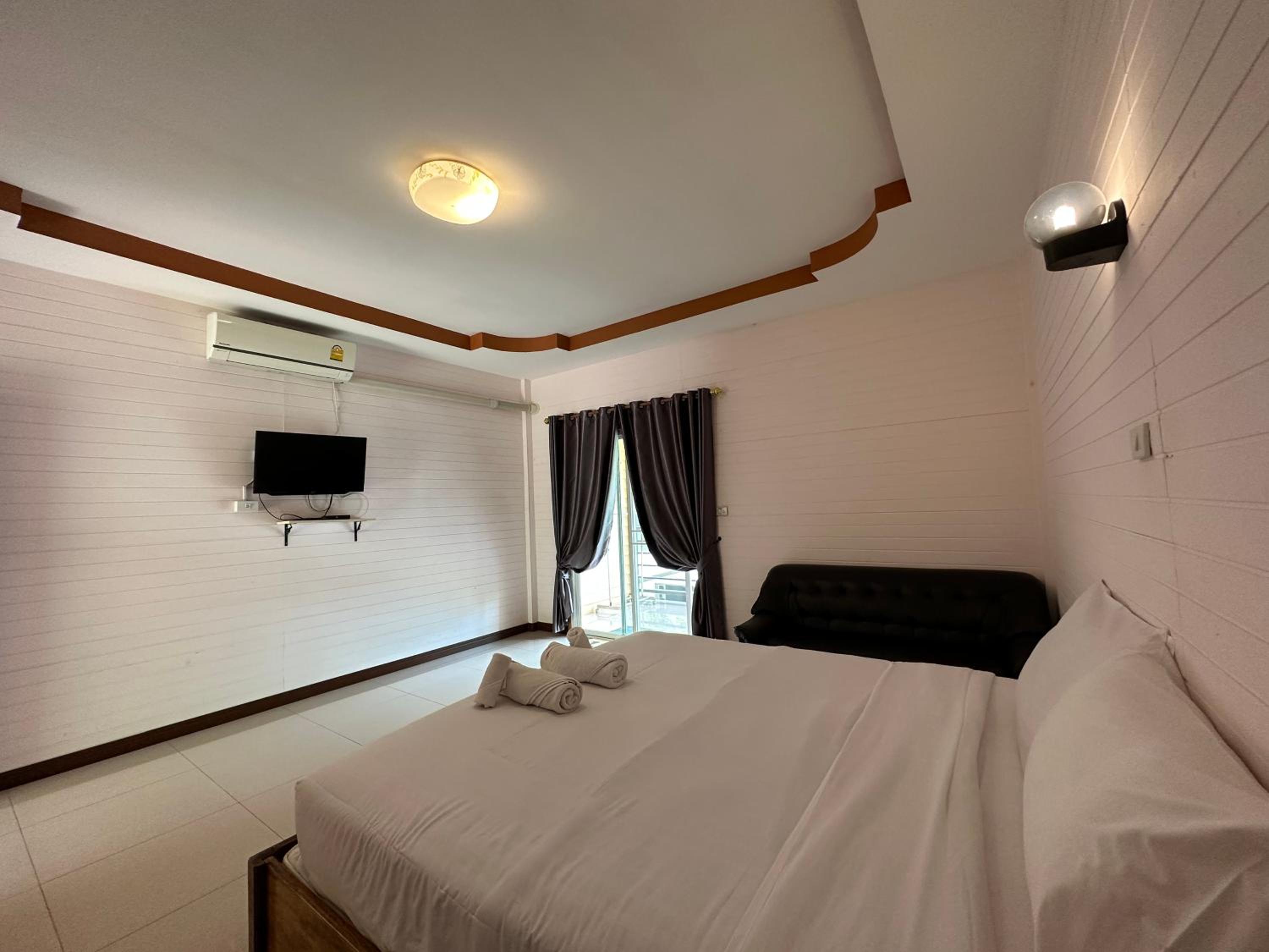 Standard King Room - Photo 8