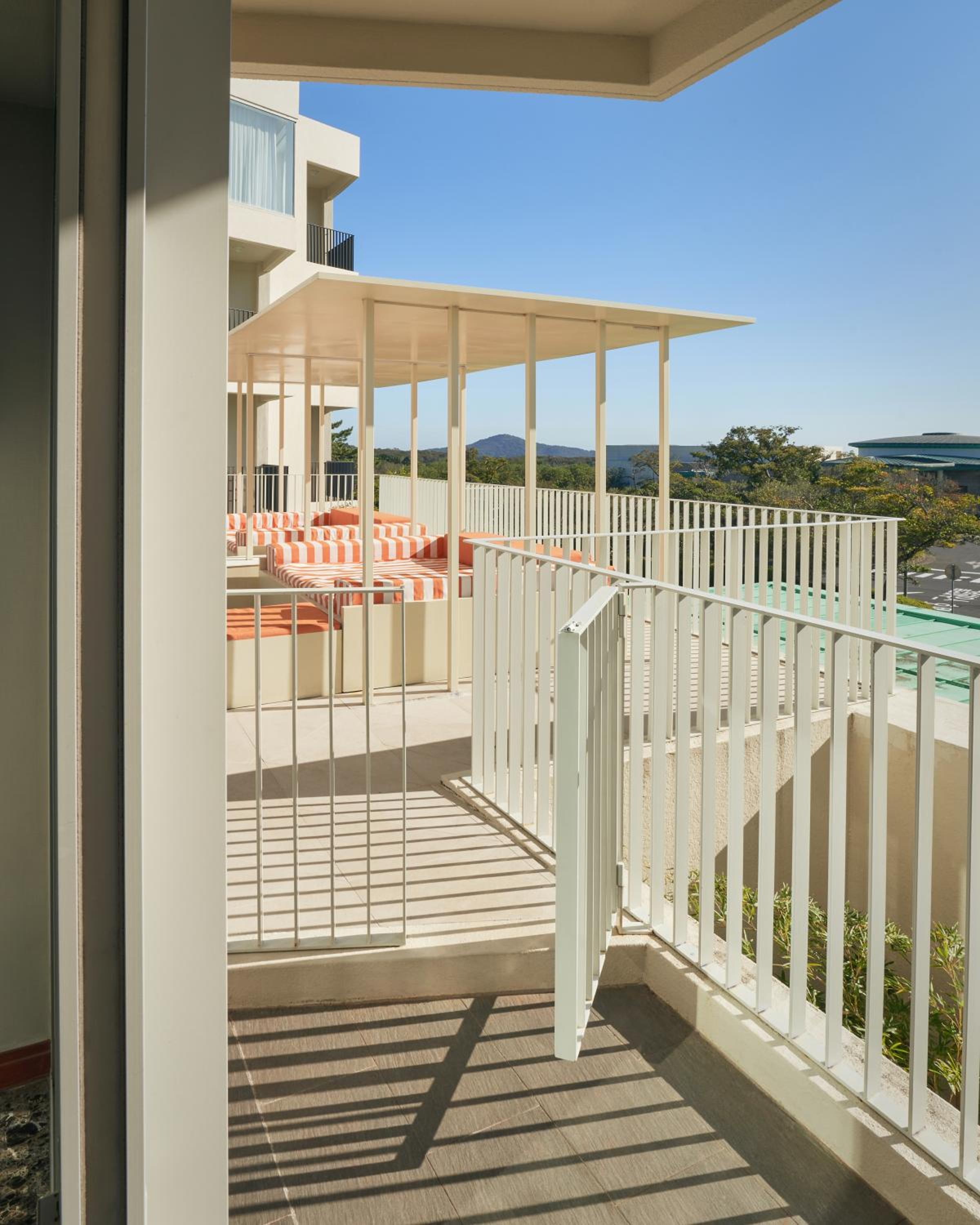 Deluxe Room With Pool Access - Photo 13