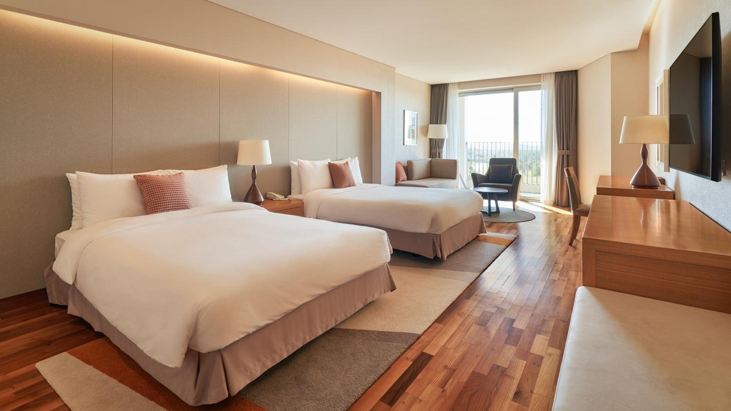 Deluxe Room With Pool Access - Photo 14