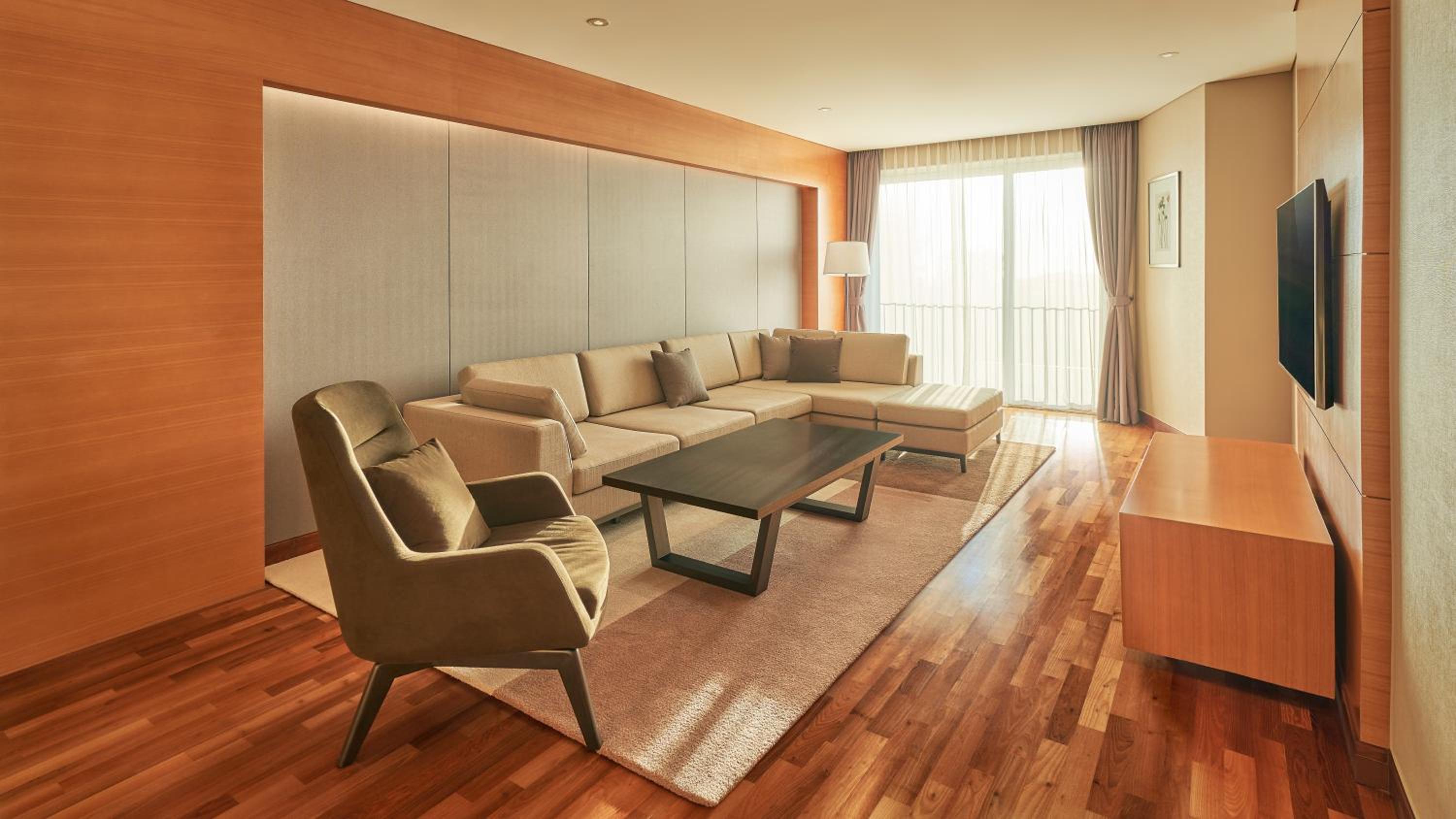 Executive Suite - Photo 13