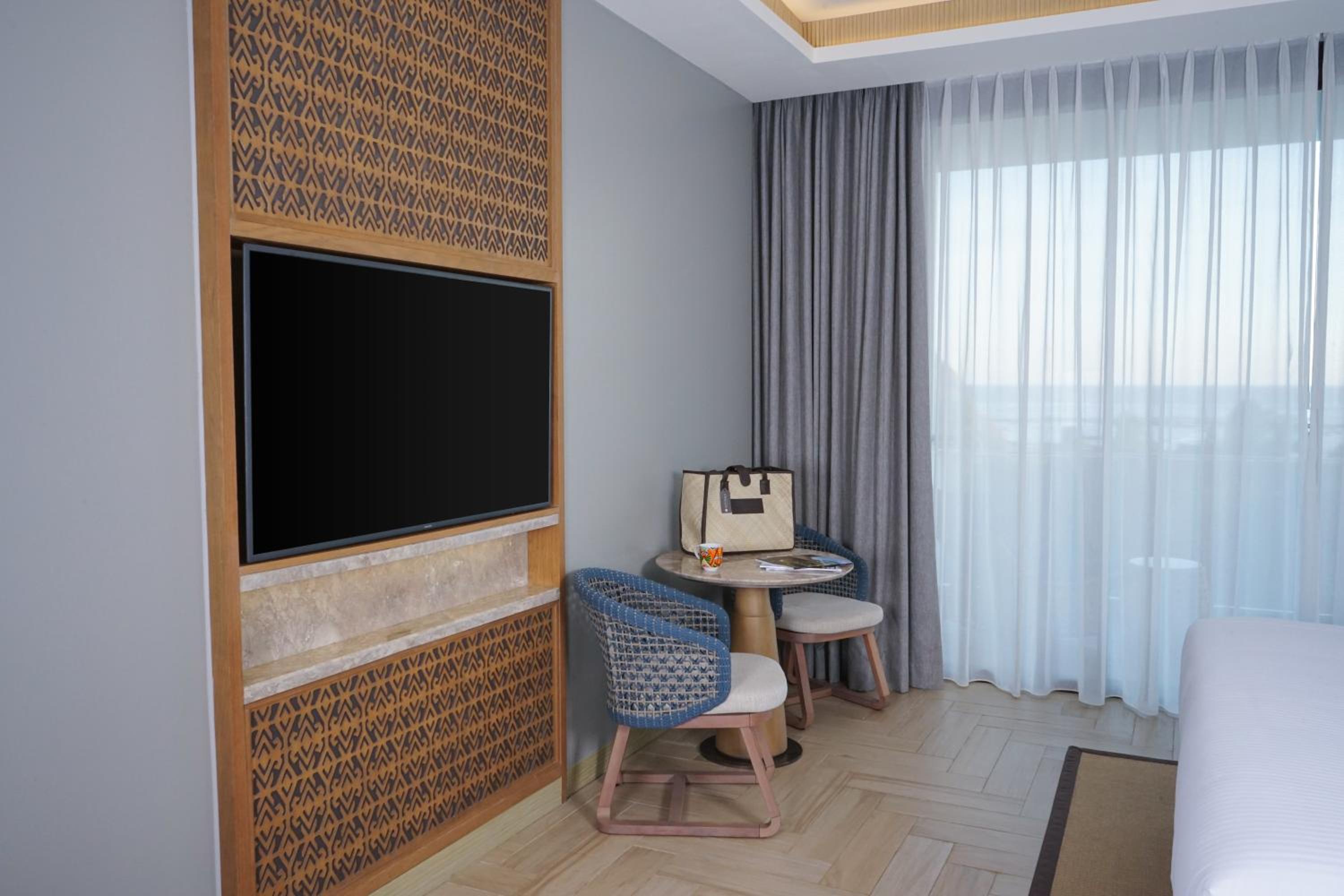 Deluxe King Room with Balcony - Photo 1