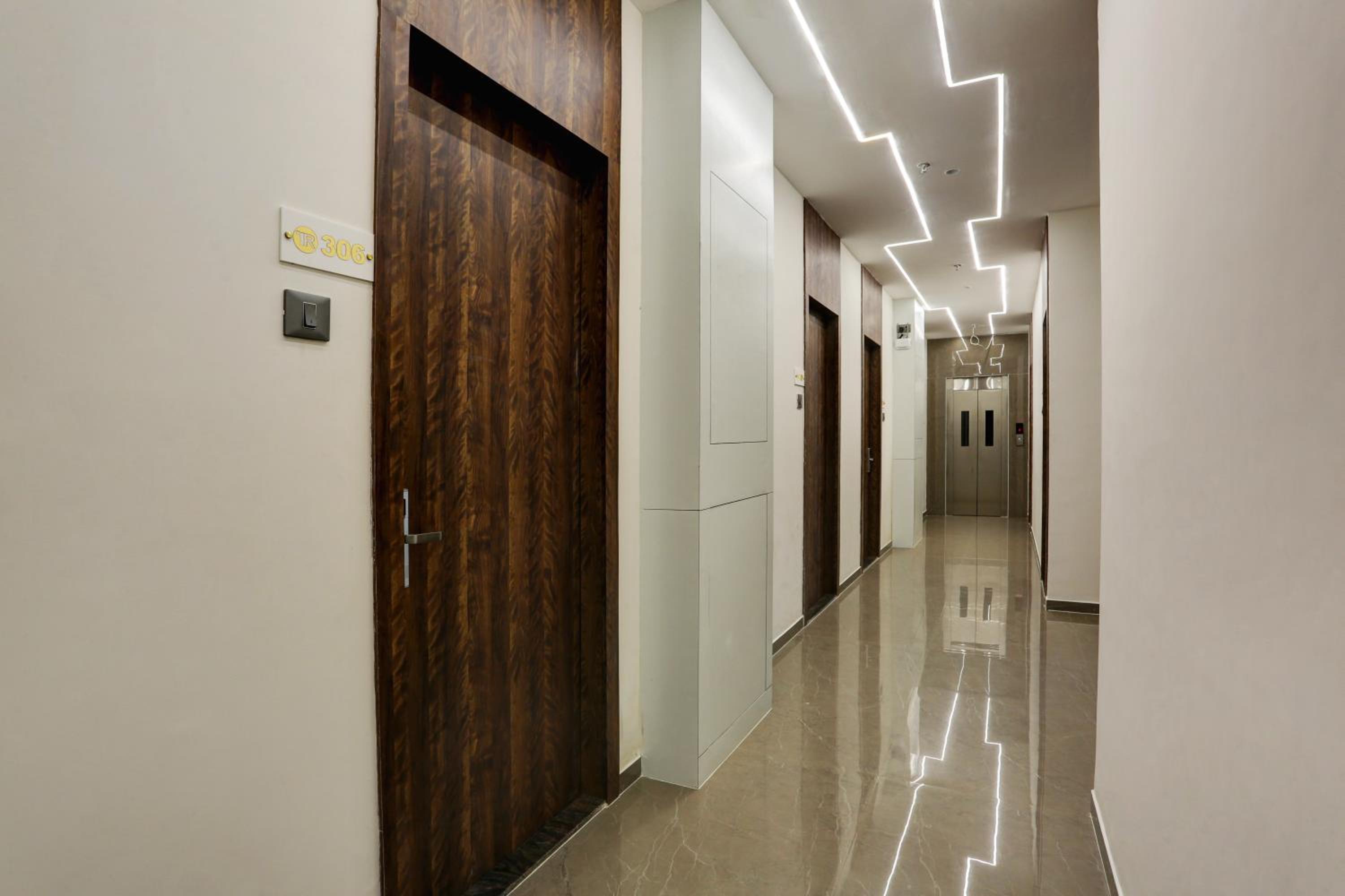 Deluxe Room - Photo 15