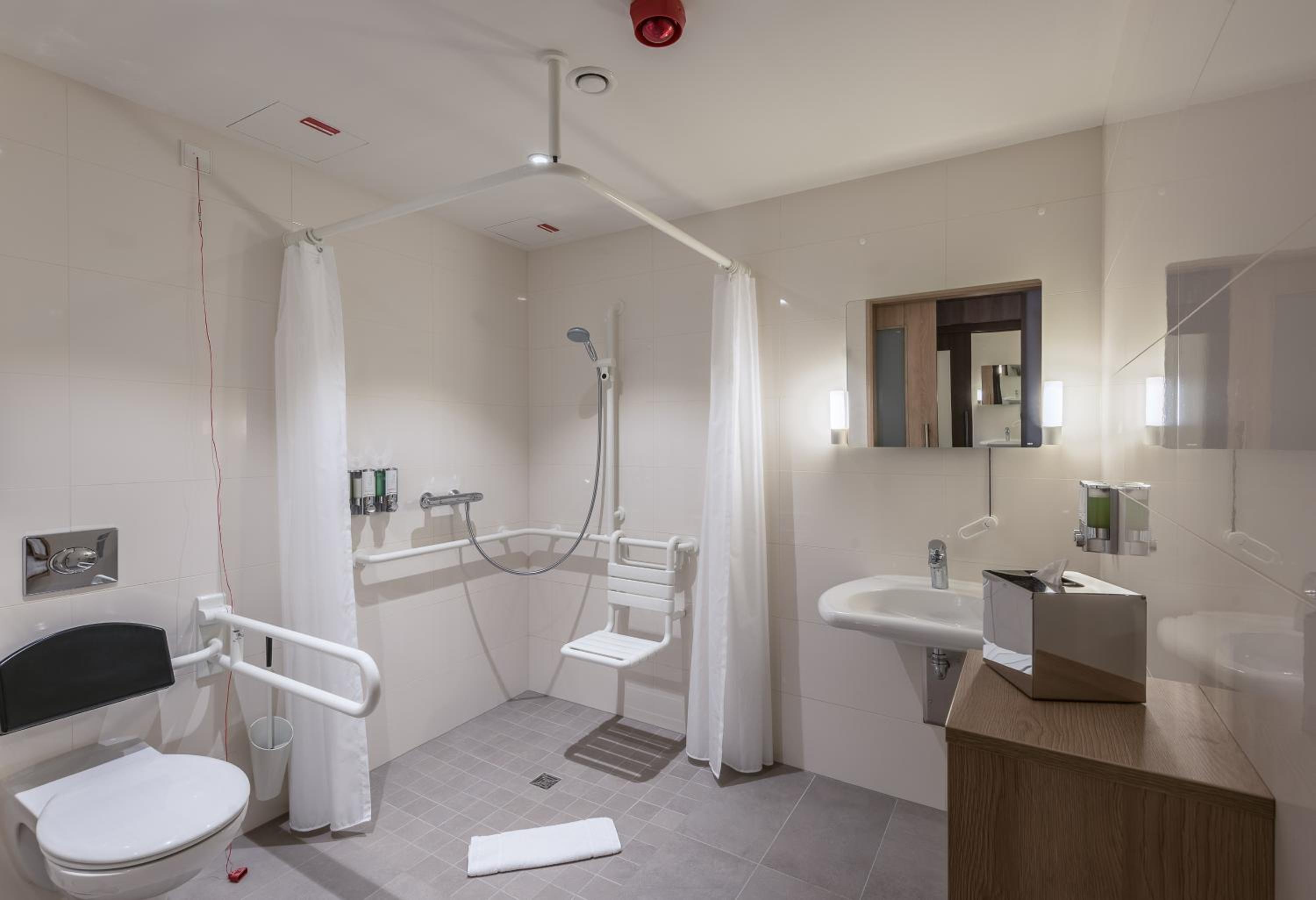 Queen Room - Accessible