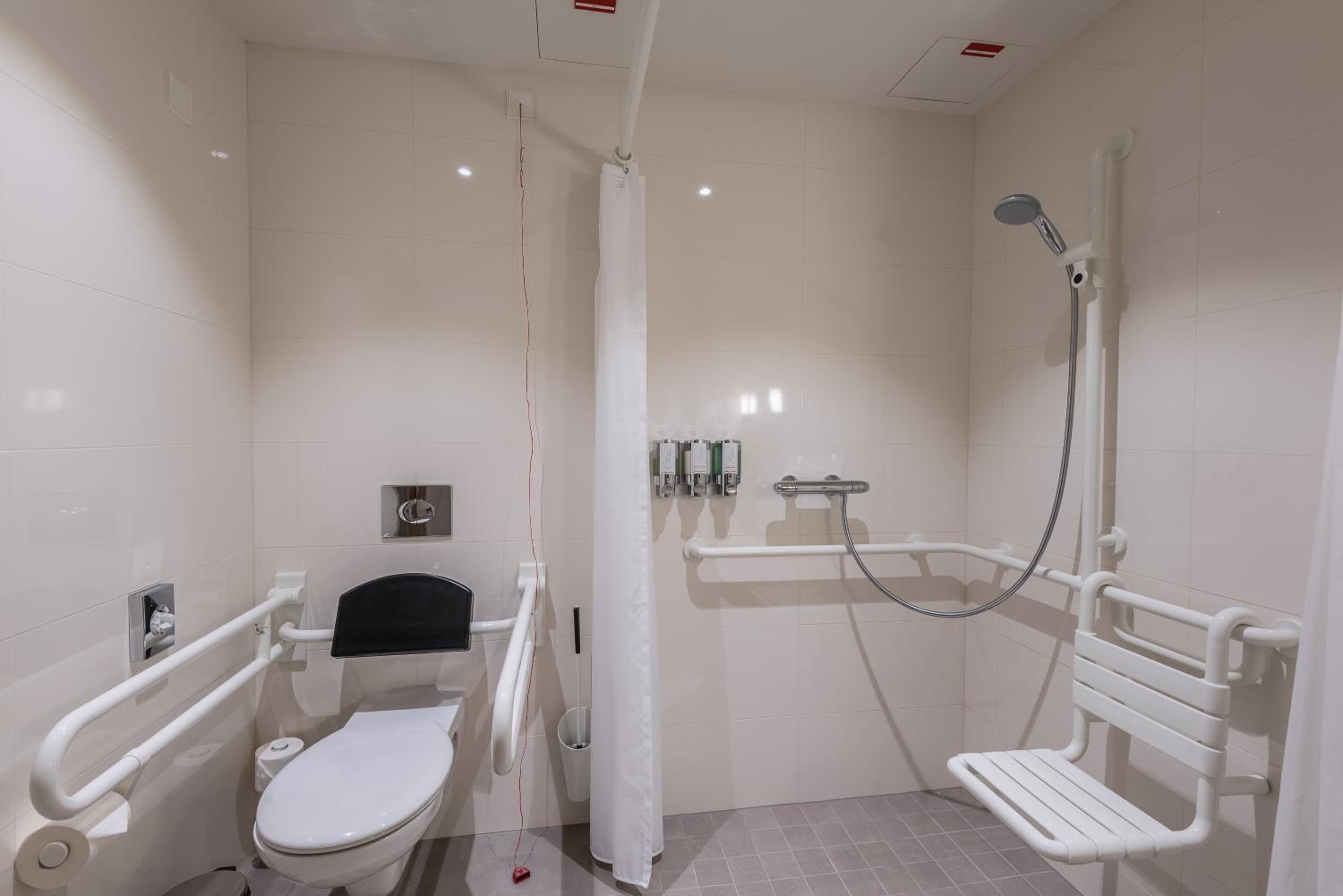 Queen Room - Accessible